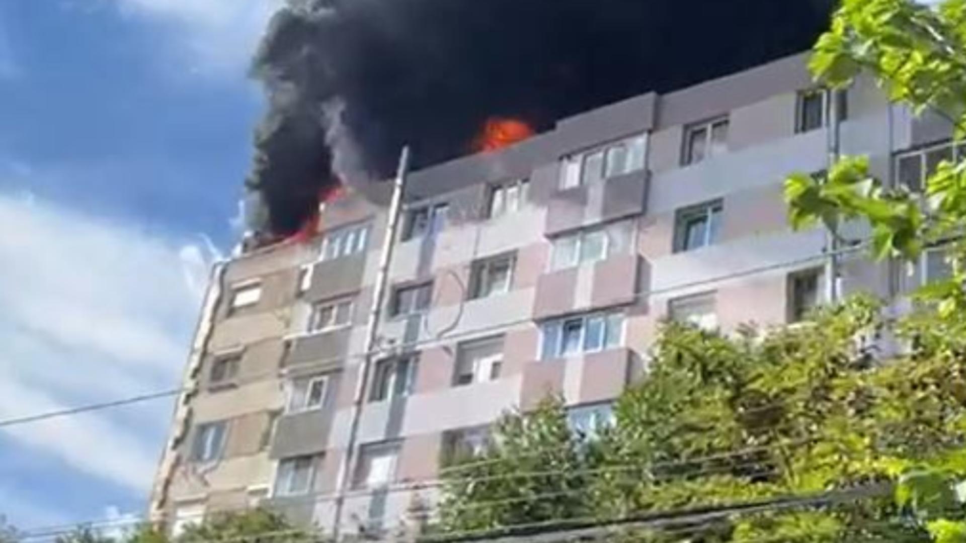 Incendiu devastator, în Timișoara: bloc de 10 etaje, cuprins de flăcări