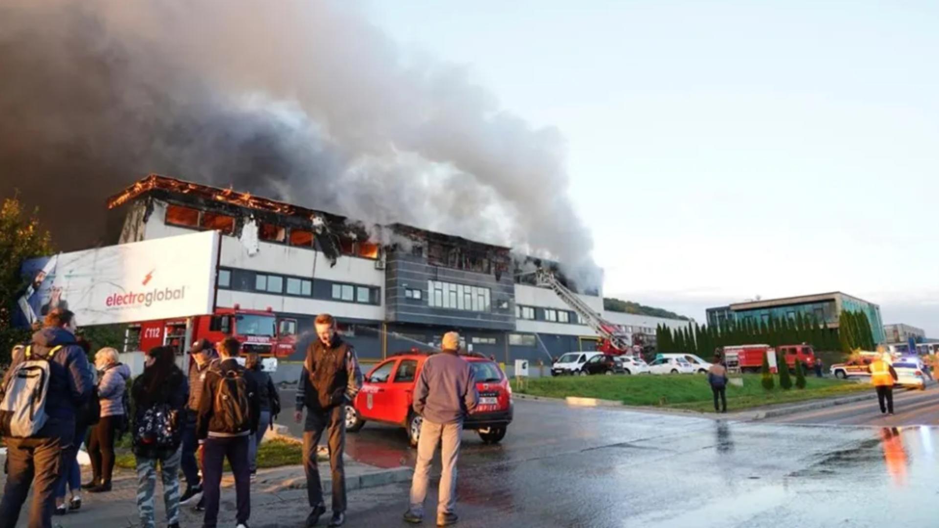 Incendiu violent în Cluj-Napoca! Doi bărbați au suferit arsuri grave în timp ce lucrau în Parcul Industrial Tetarom