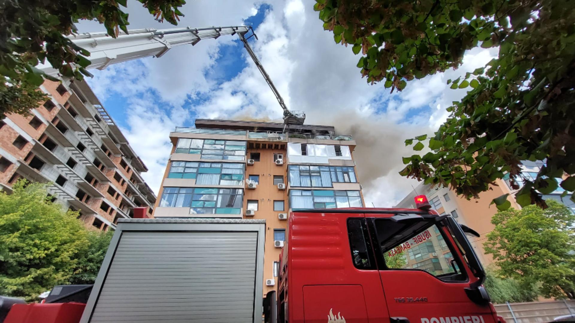 INCENDIU cu degajări mari de fum, lângă Capitală: mansarda unui bloc de locuințe a luat foc - FOTO