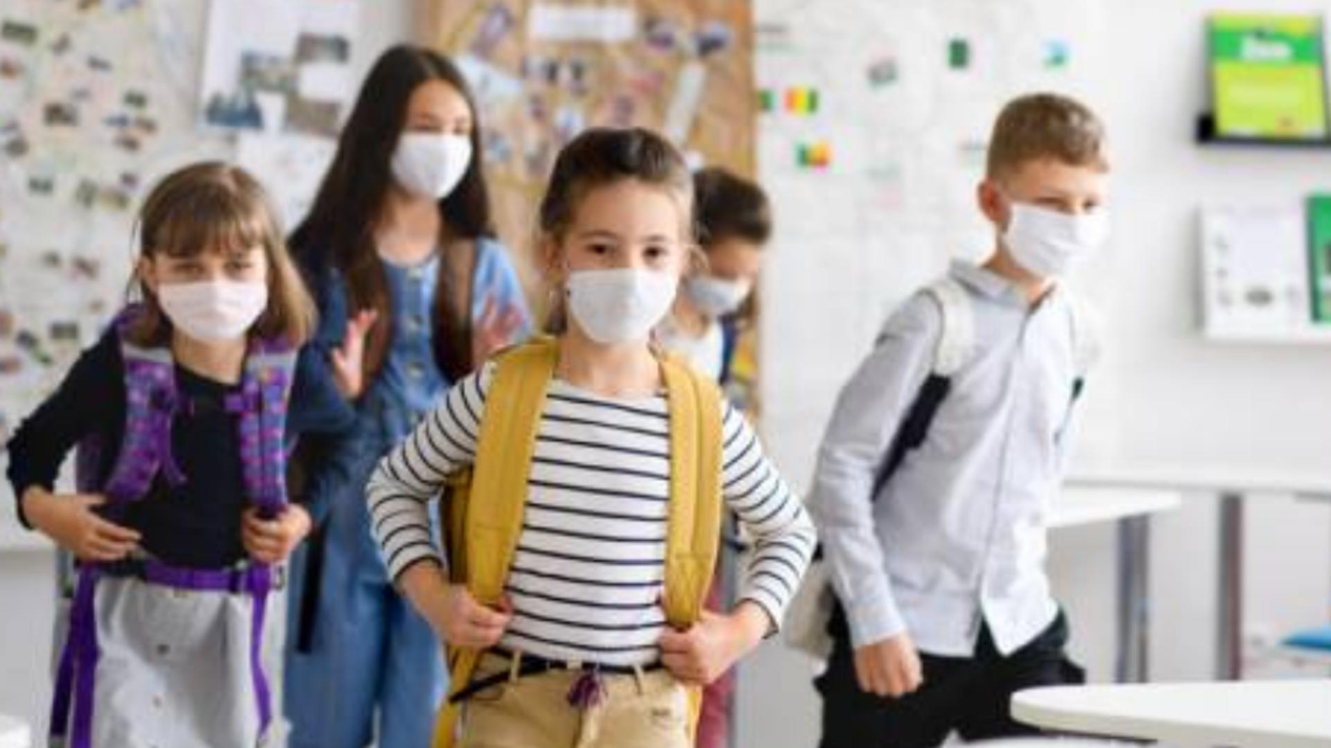 Anul școlar 2022-2023. Masca revine în școli - Regulile anunțate de Ministerul Sănătății pentru COVID-19 și gripa sezonieră
