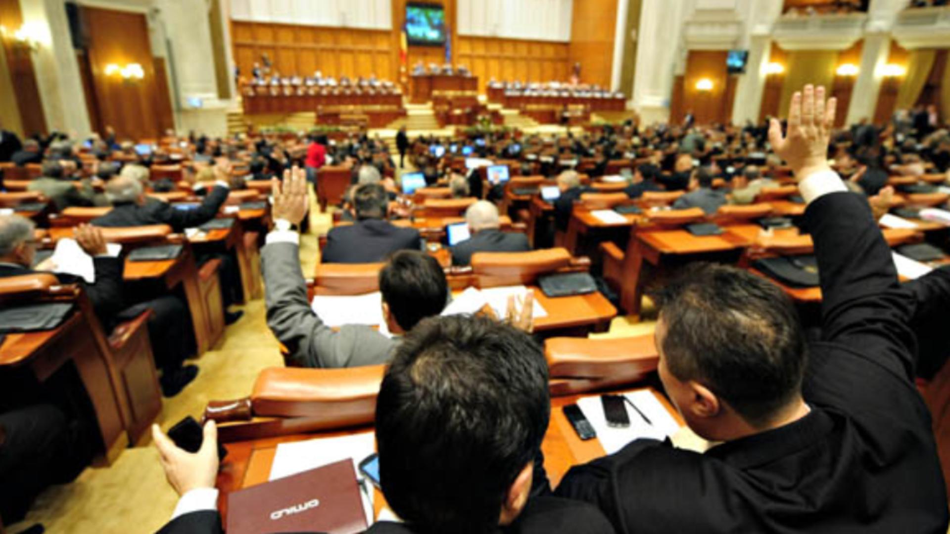Parlamentarii nu își mai majorează salariile după scandalul public 