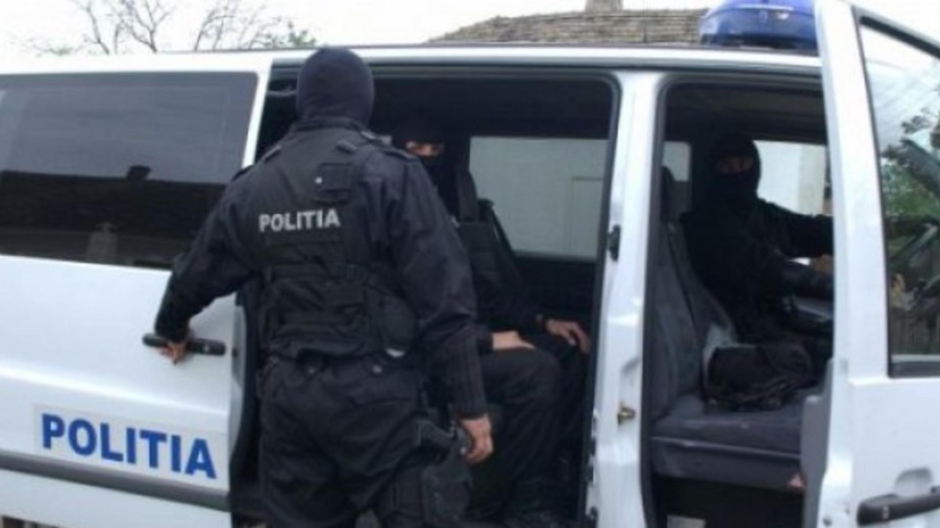 Percheziţii de amploare în județul Brașov, într-un dosar de camătă şi şantaj. 18 persoane, conduse la audieri