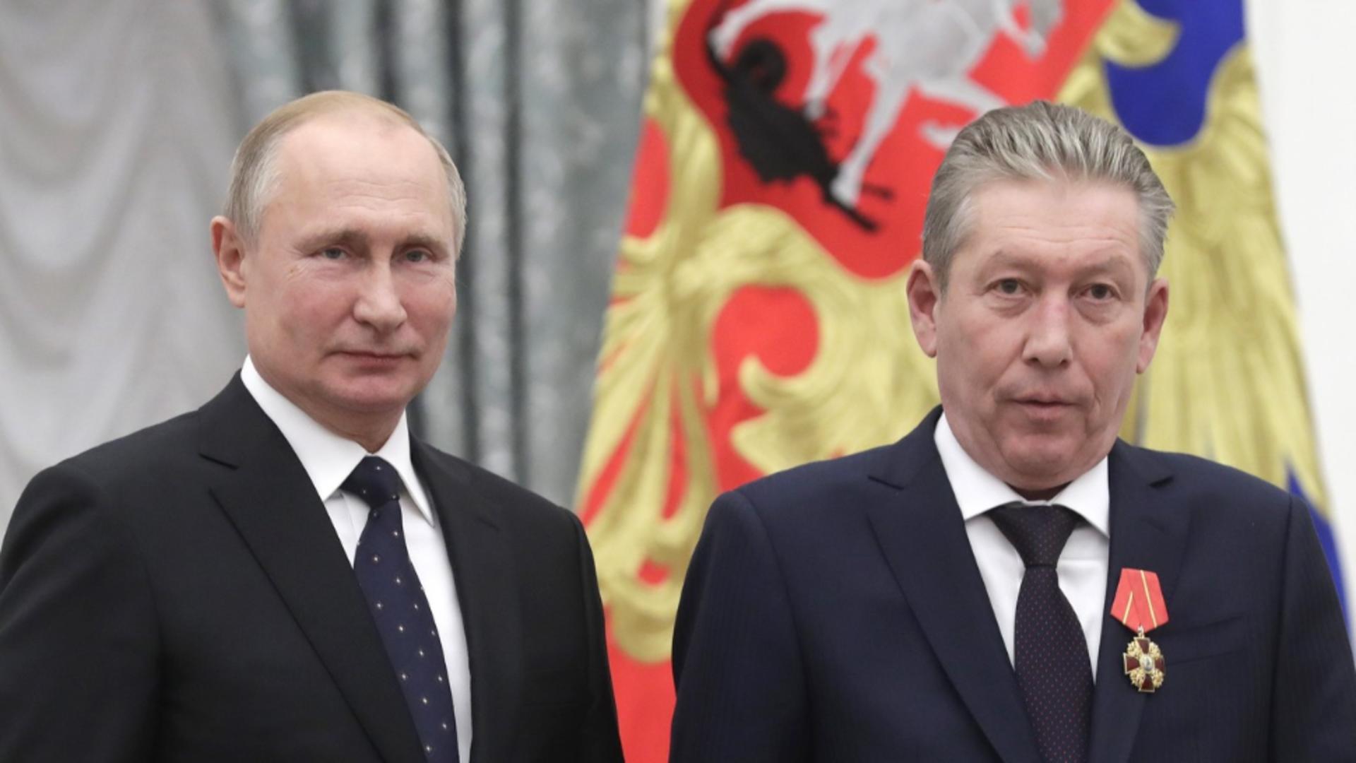 Vladimir Putin l-a decorat pe Ravil Maganov în 2019 (Profimedia)
