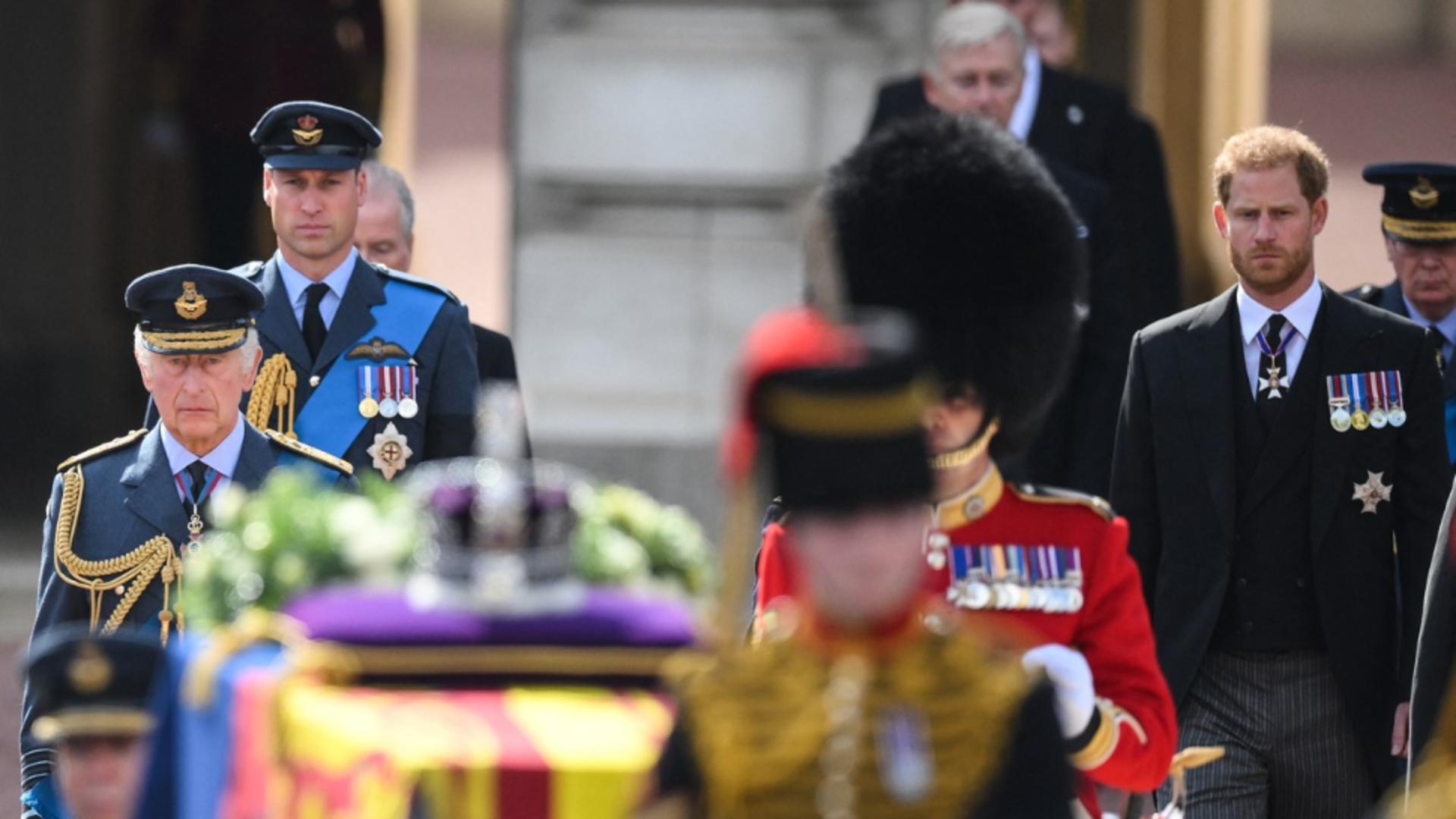 Sicriul Reginei Elisabeta a II-a a ajuns la Palatul Westminster din Londra - Imagini impresionante de la procesiune