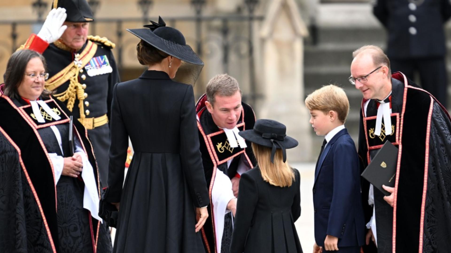 Nepoții Reginei Angliei, Prințul George și Prințesa Charlotte, prezenți la funeralii Foto: Profi Media