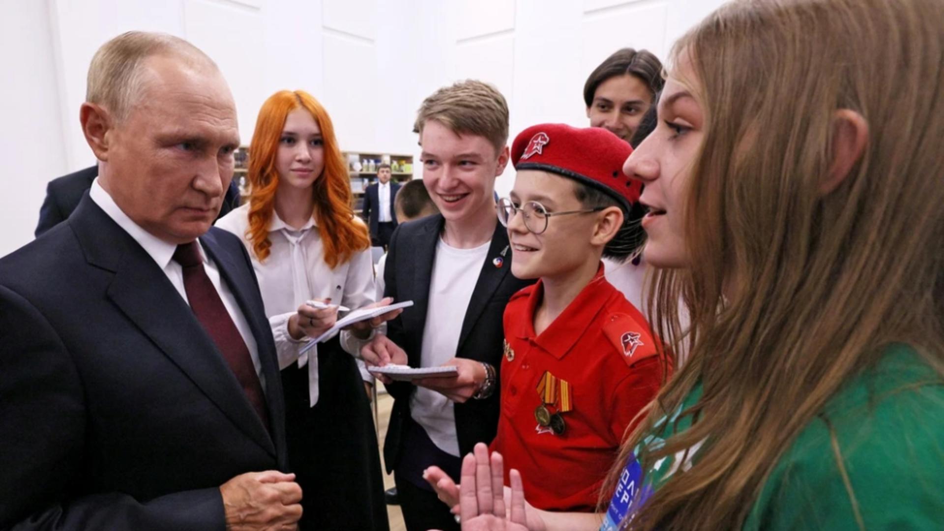 Vladmir Putin și elevi din Kaliningrad (foto: Interfax)