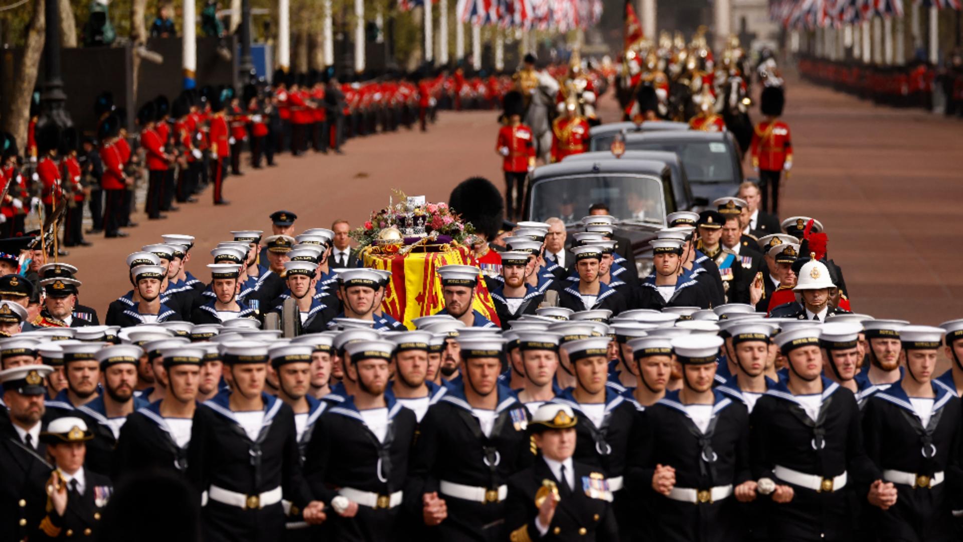 Sicriul Reginei Elisabeta a-II-a, purtat într-o amplă procesiune prin Londra. Foto/Profimedia