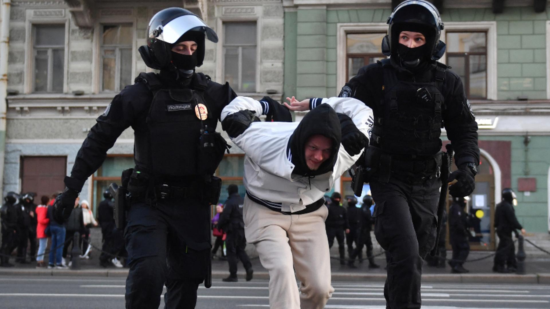 Arestări pe bandă rulantă, în Rusia. Foto/Profimedia
