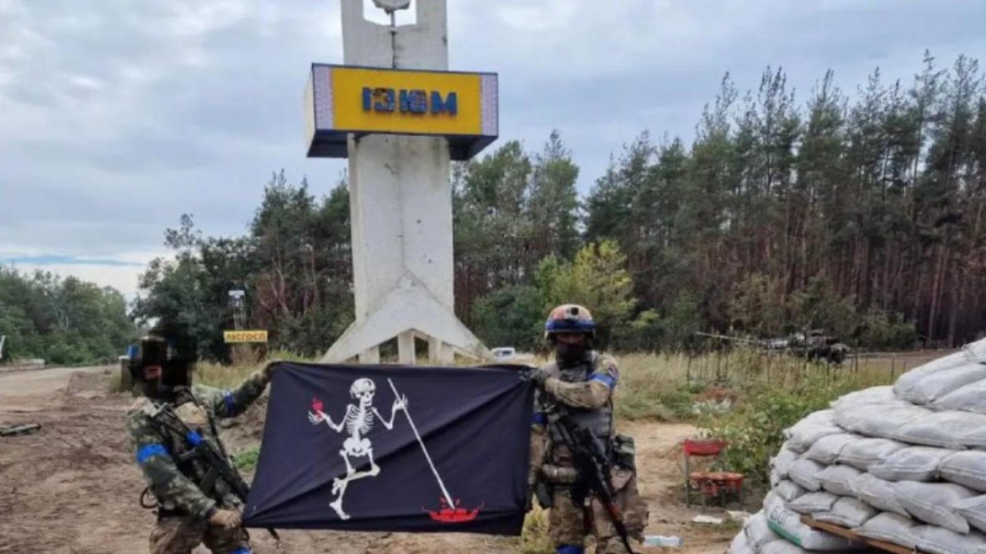 Soldați ucraineni la intrarea in Izium
