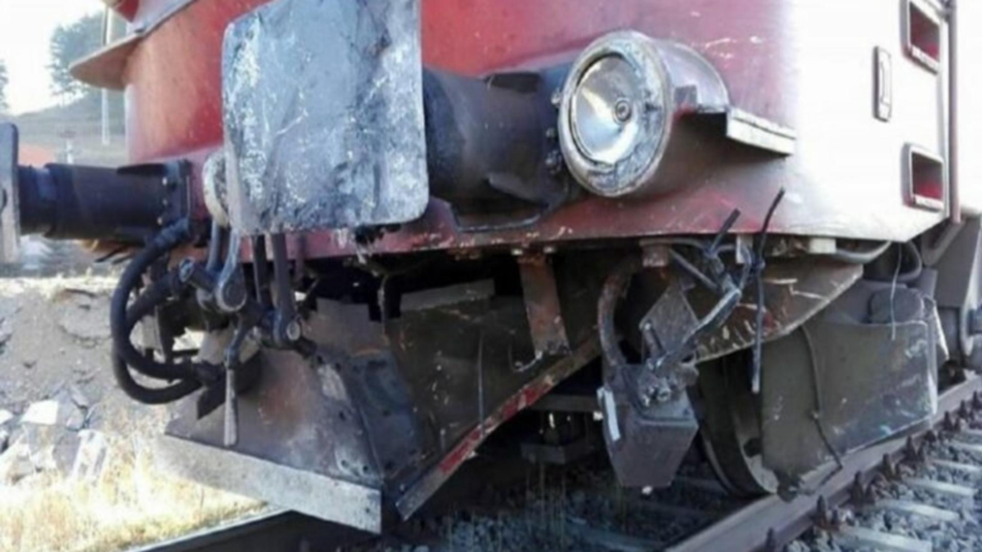 Accident feroviar în județul Cluj! Un autotren a fost lovit de un tren de călători