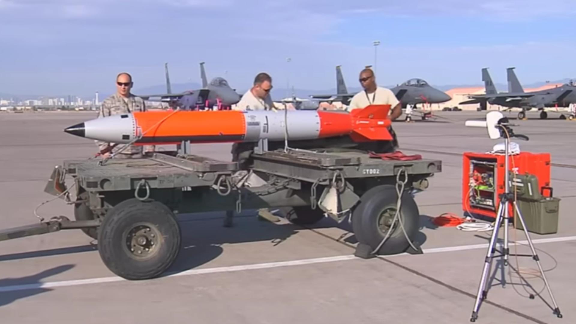 Bomba gravitațională îmbunătățită B61-12/ Captură Youtube AiirSource Military