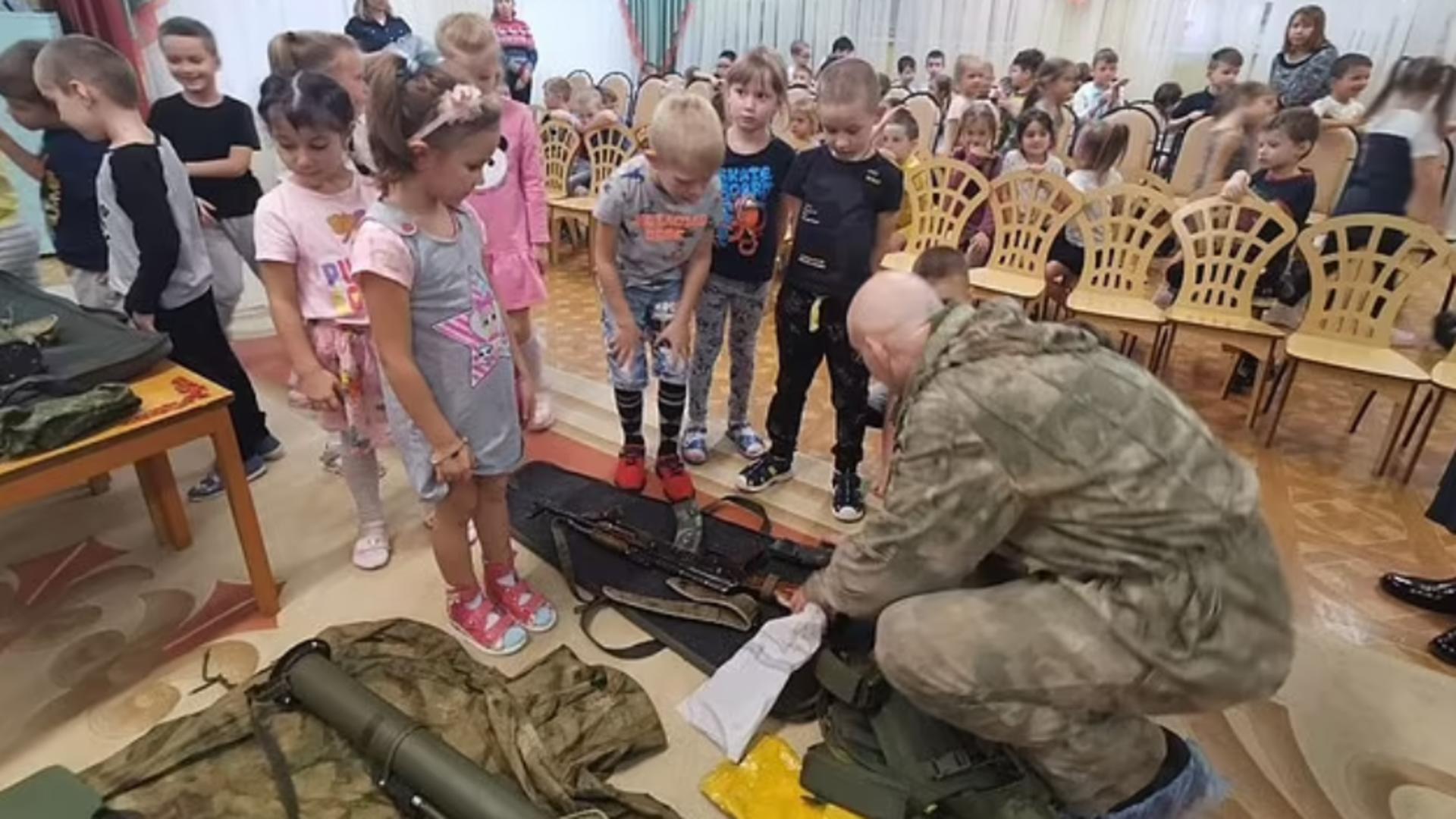 IMAGINI șocante din Rusia în timpul războiului din Ucraina - Copii de 4 ani, învățați să folosească puști Kalașnikov