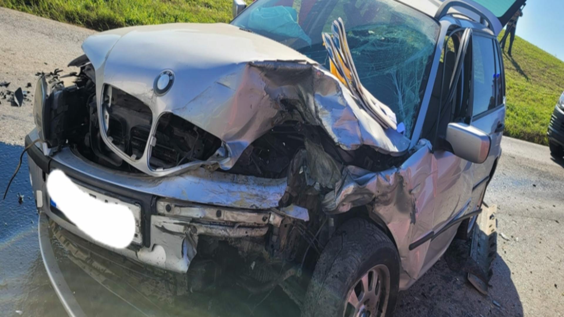 Accident grav în Timiș: 4 VICTIME - Șoferii au rămas încarcerați după impact