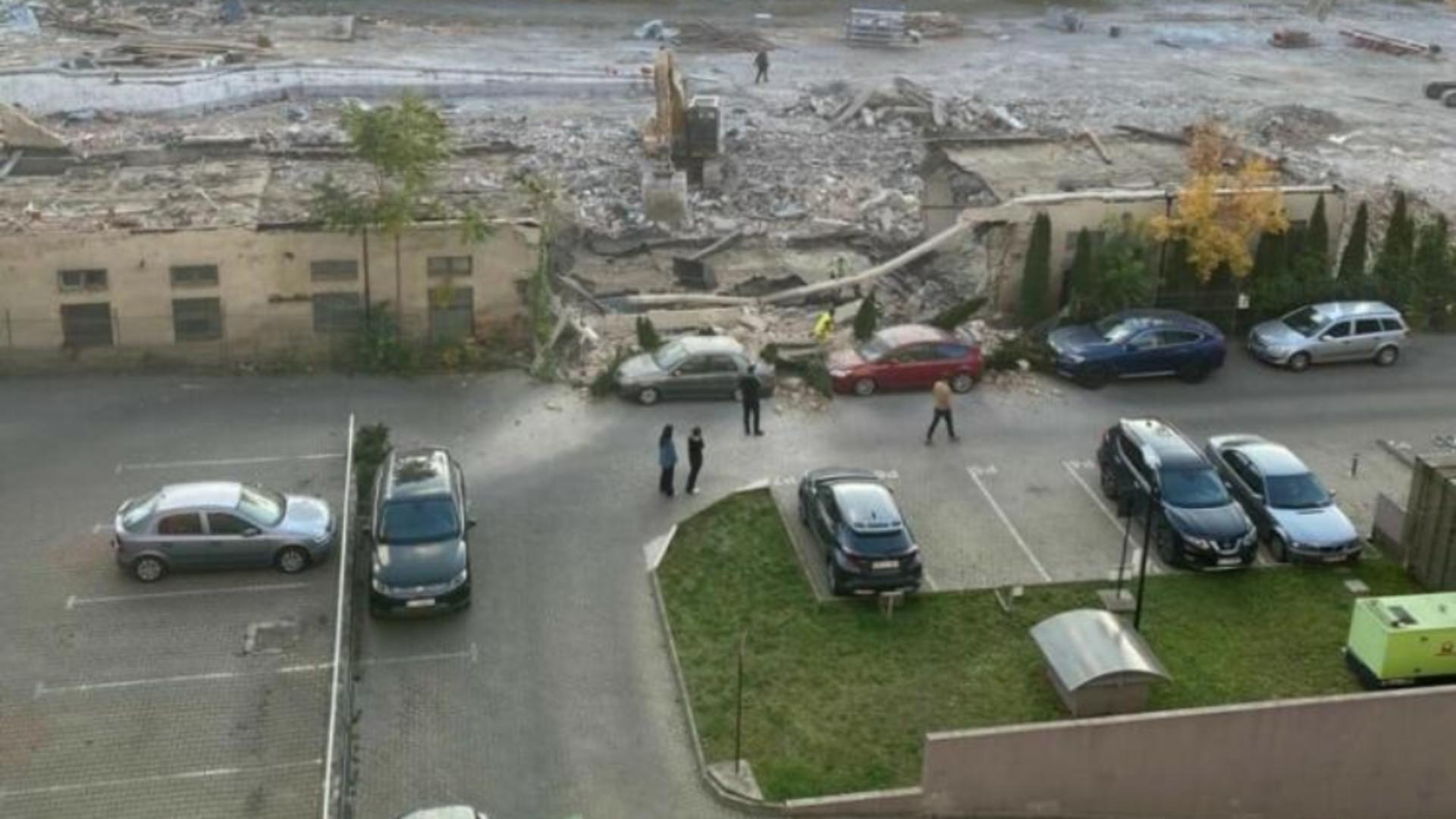 Muncitorii au demolat un zid peste mai multe mașini parcate pe o stradă din Cluj-Napoca / Foto: stiridecluj.ro
