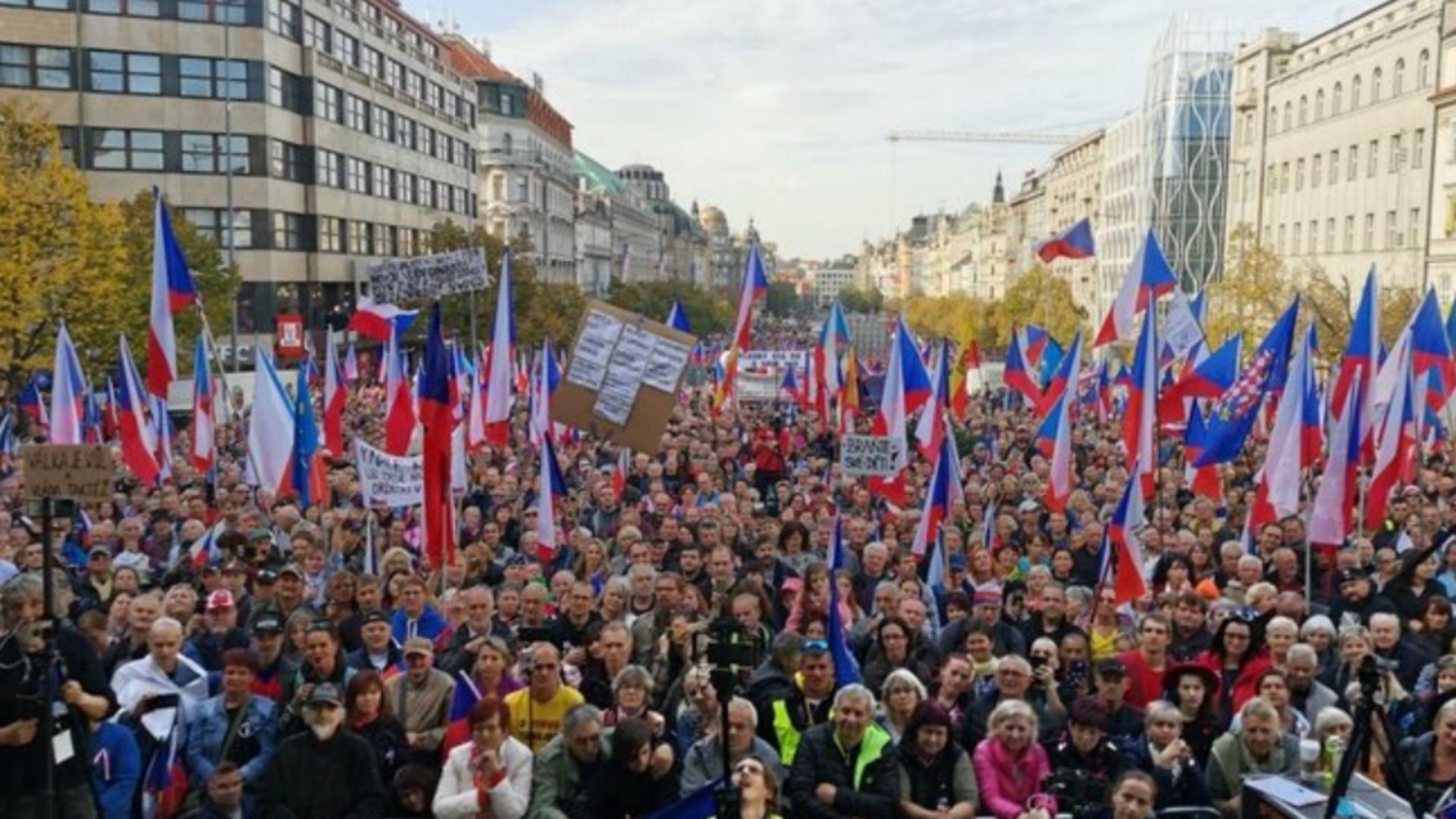 Proteste uriașe proruse în Cehia! MII de oameni cer demisia Guvernului și negocieri directe cu Moscova pentru gaze, înainte de iarnă