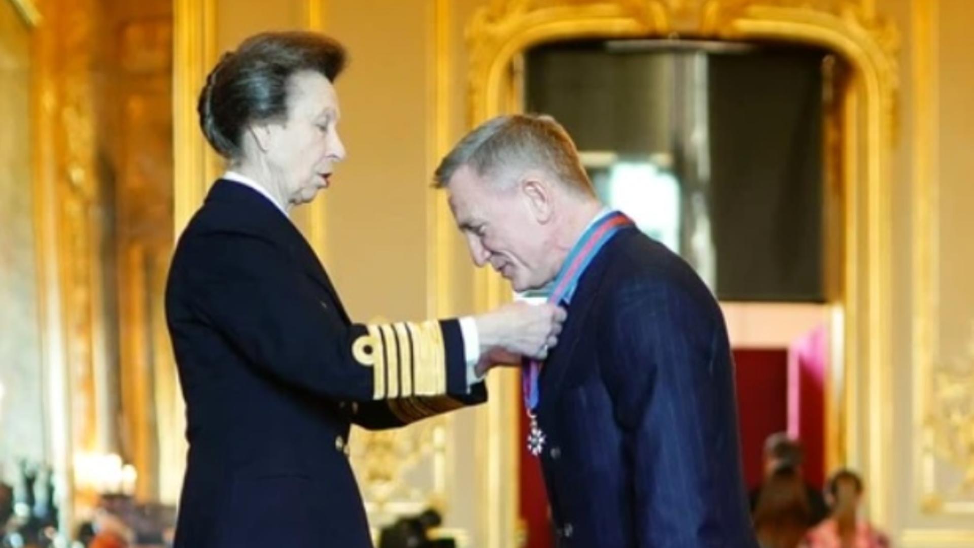 Fiica Reginei Elisabeta a II-a i-a conferit actorului Daniel Craig decorația pe care a primit-o James Bond în film