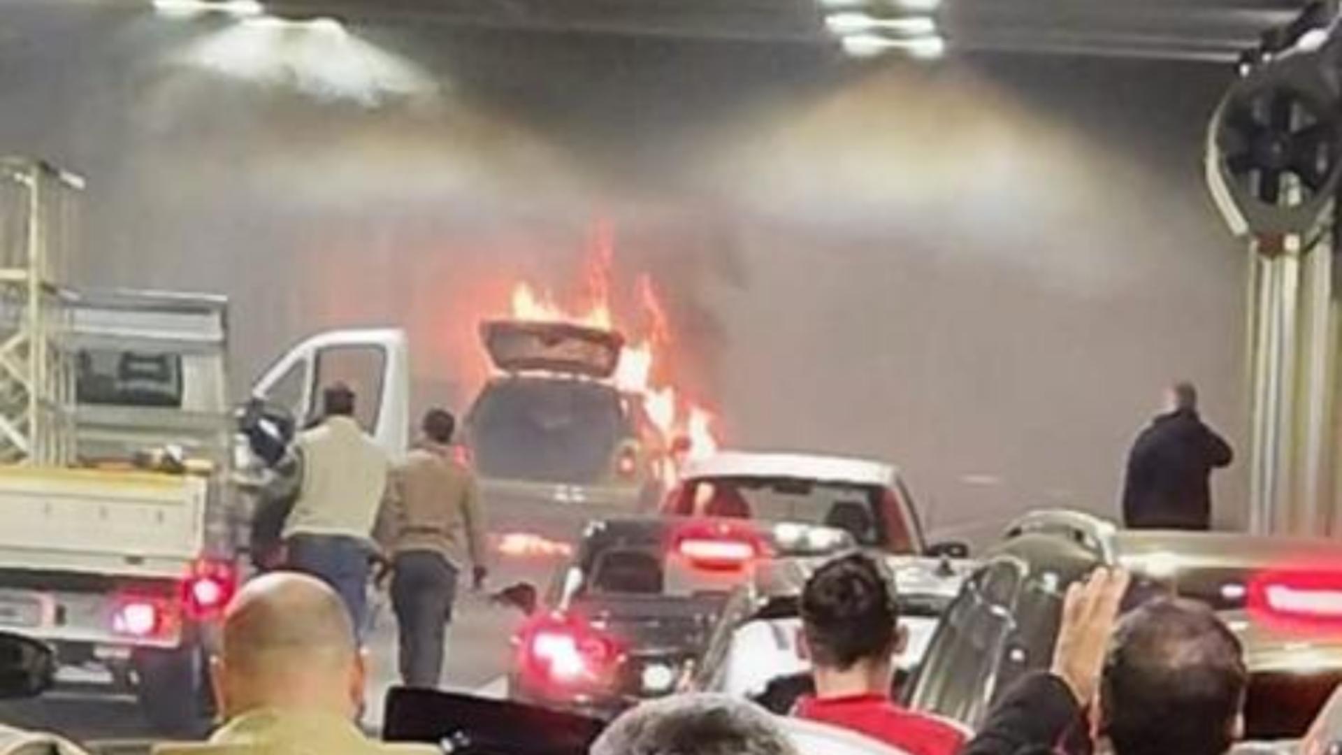 Mașină în flăcări, în Pasajul Unirii, din Capitală - circulația este OPRITĂ