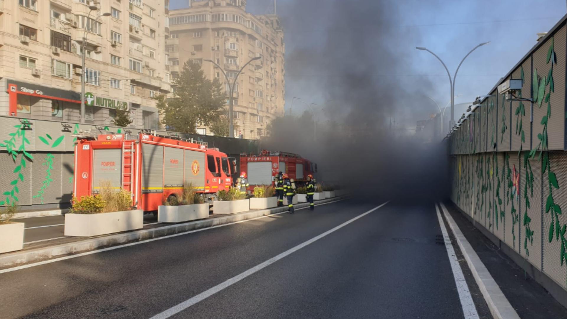 Mașină în flăcări, în Pasajul Unirii, din Capitală - circulația este OPRITĂ