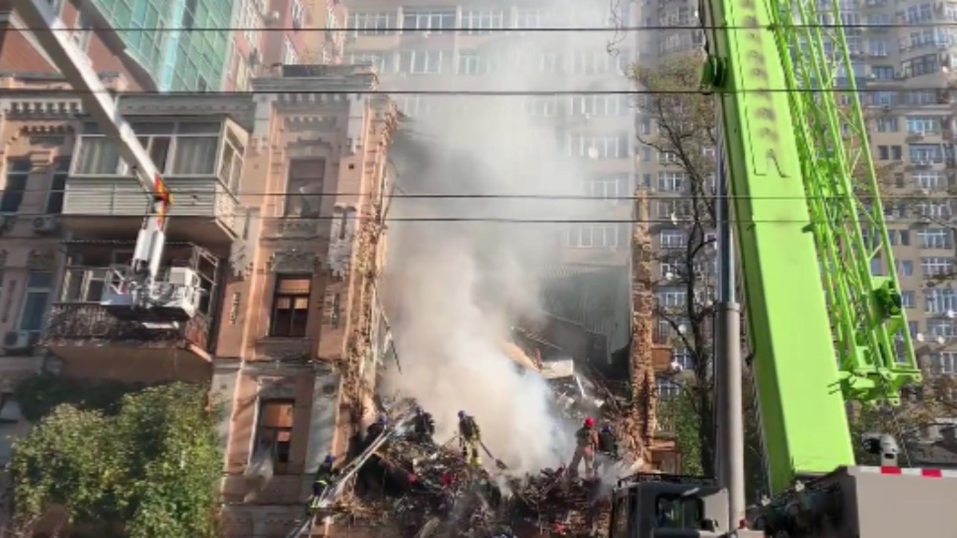 Clădire avariată de bombardamentele rusești/ Captură video NEXTA Twitter
