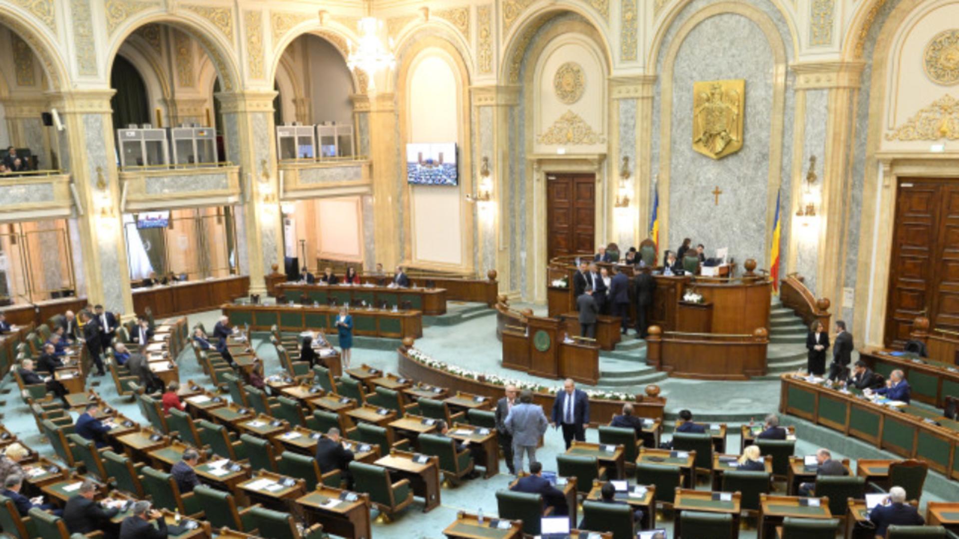 Senatul României a adoptat un act prin care acordă noi pensii de serviciu
