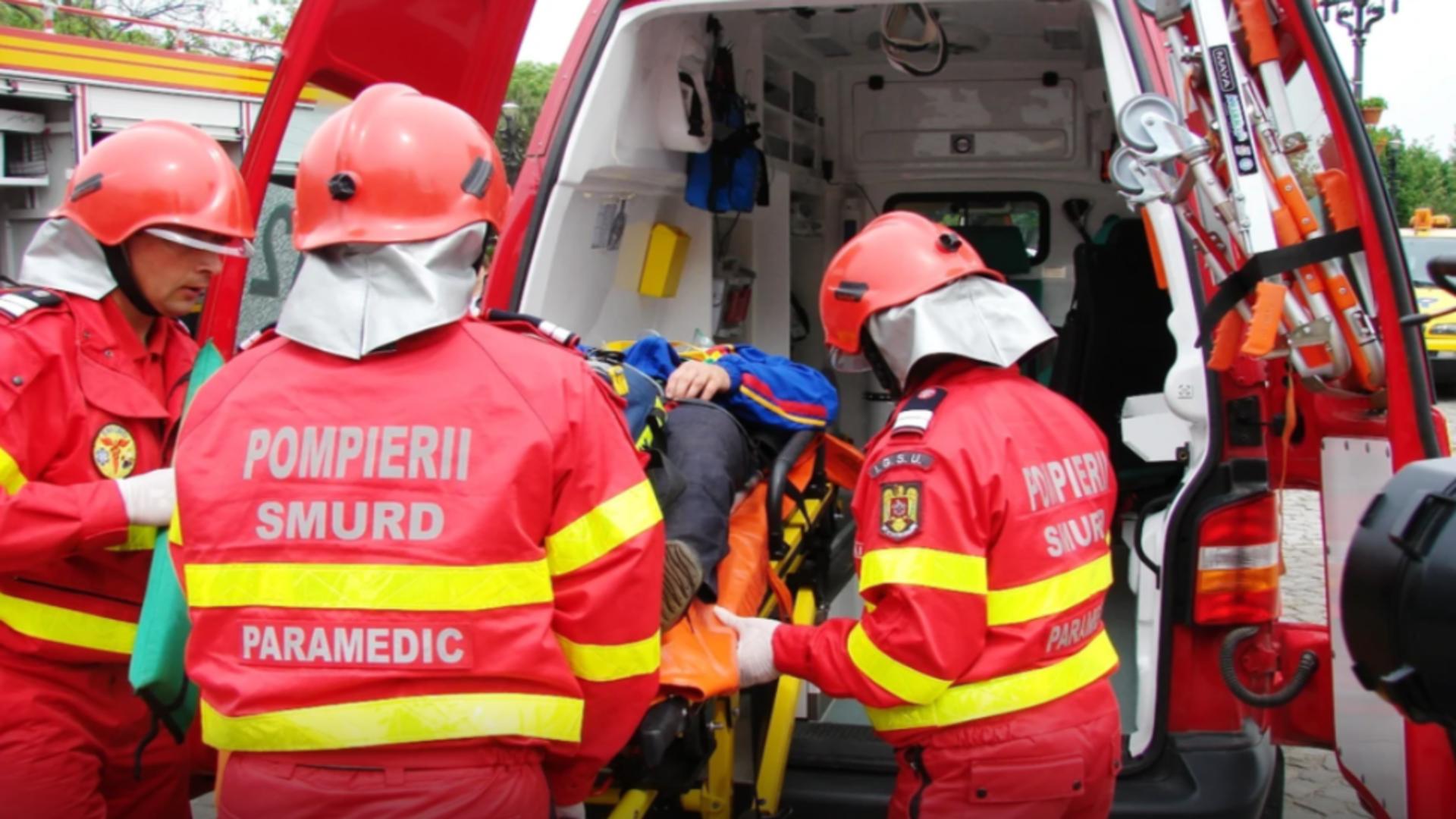 Două persoane au ajuns la spital după ce un microbuz a intrat într-un cap de pod! Impact violent la Sibiu