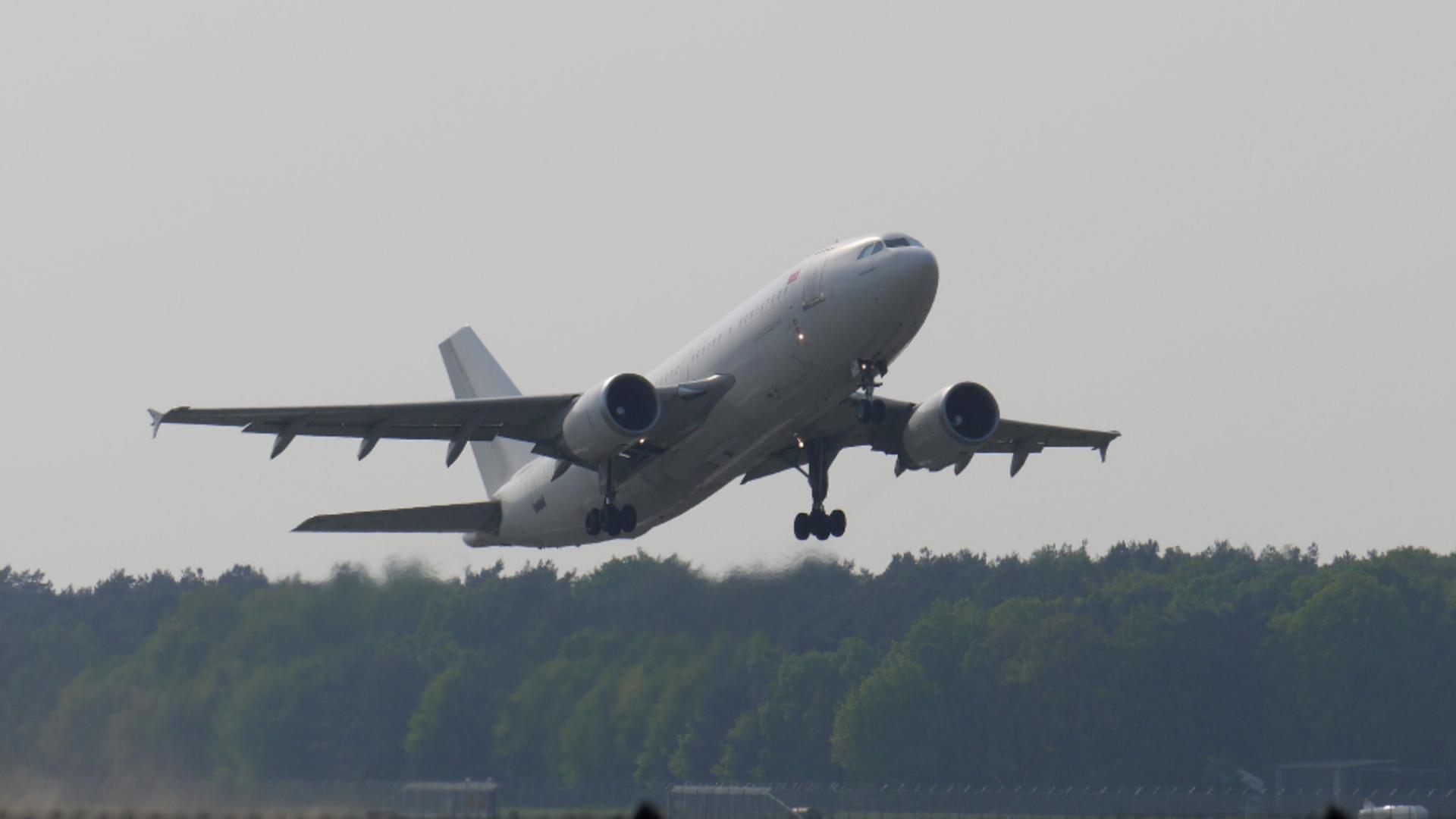 Un avion n-a putut decola din România pentru că pasagerii erau prea grei - 15 persoane au rămas la sol