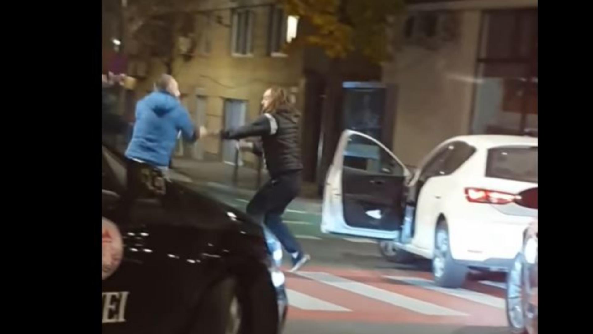 Un șofer și un pieton și-au împărțit pumni, pe o stradă din Cluj. Foto/Captură video 
