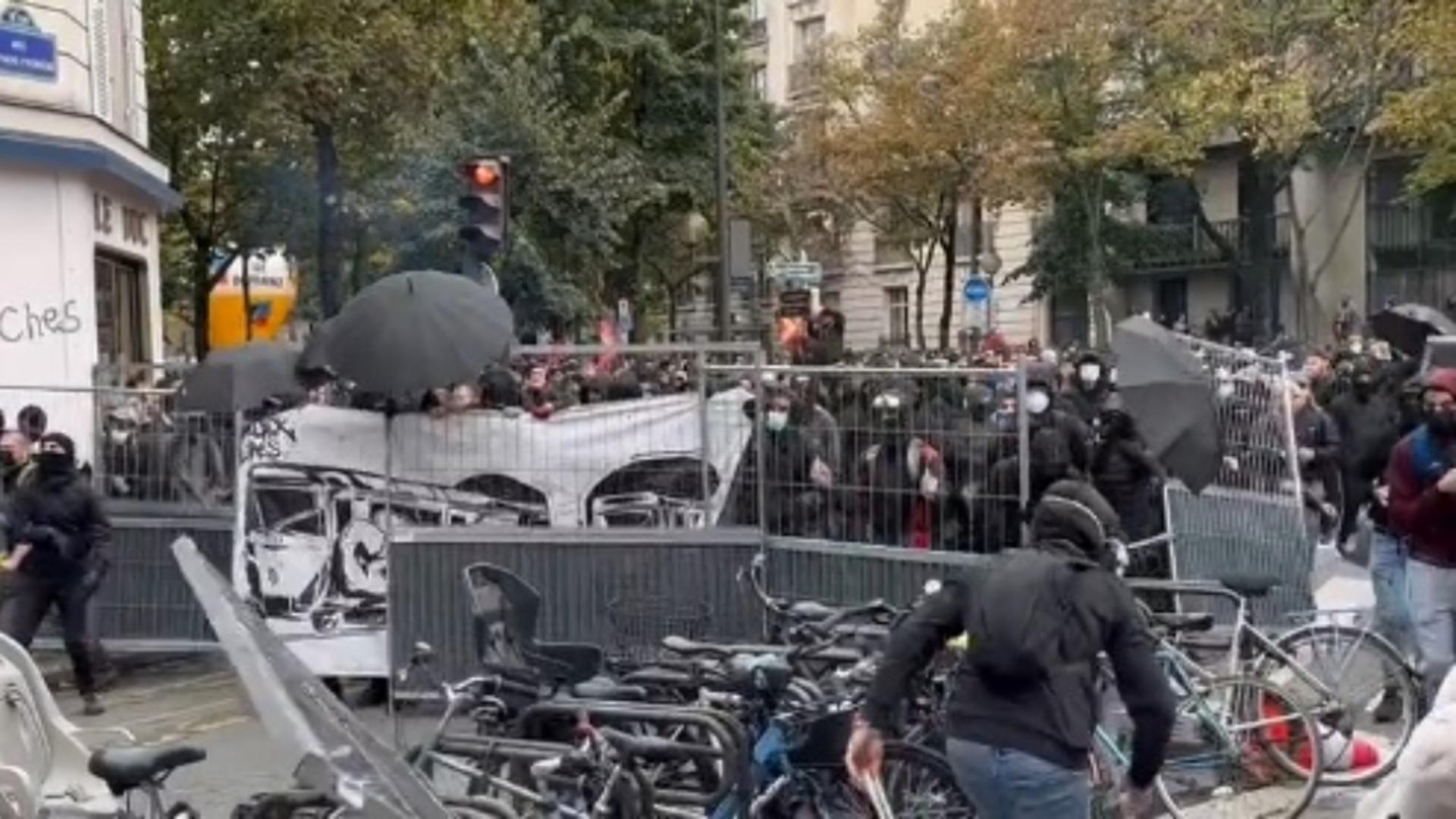 Tensiune socială în Franța: FURIE socială maximă! Mii de oameni scandează în centrul Parisului față de creșterea prețurilor și a scăderii nivelului de trai