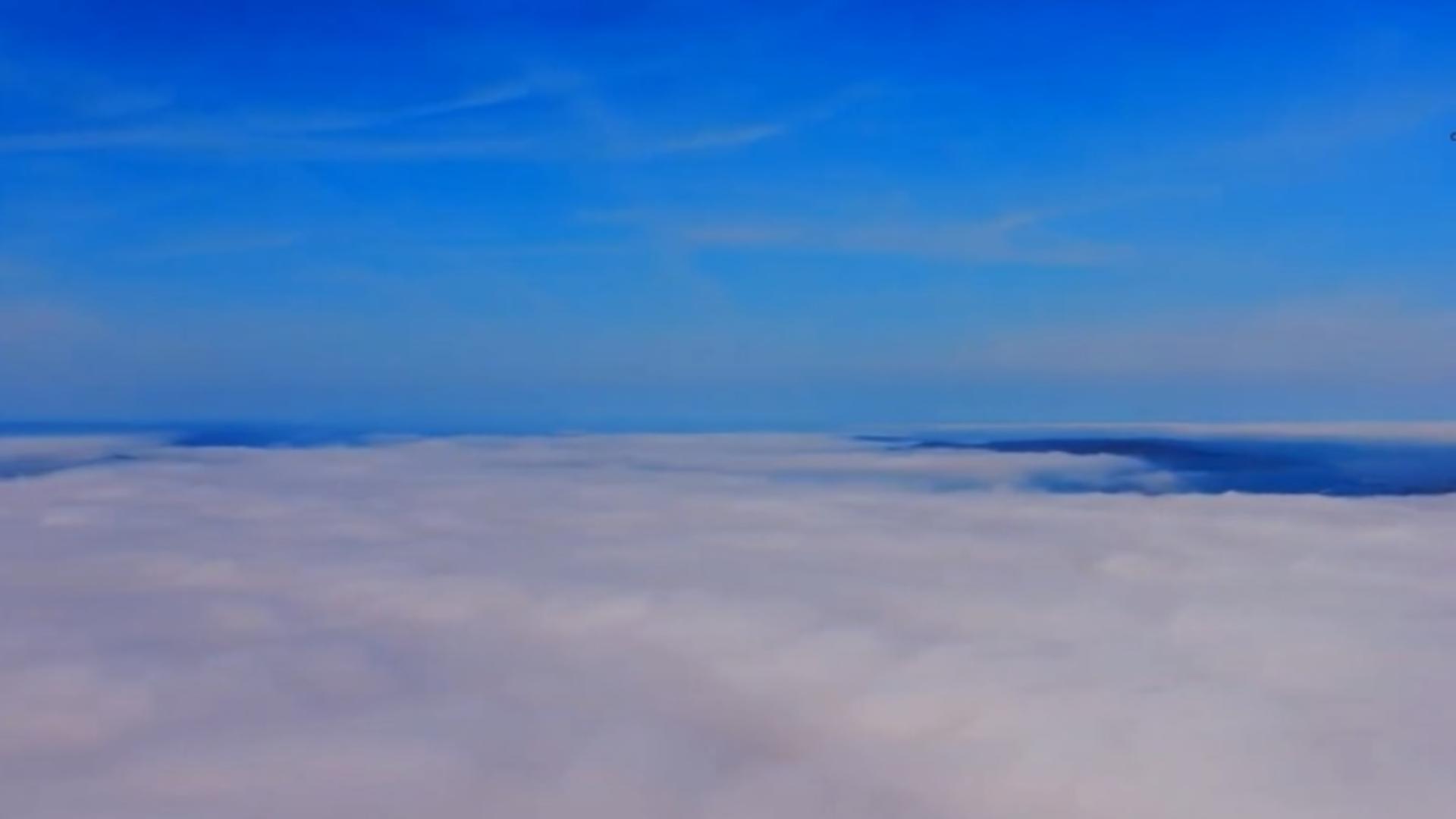 Imaginile dimineții vin de la Cluj. O dronă a surprins cerul și „pătura” de nori de la altitudini foarte mari - VIDEO