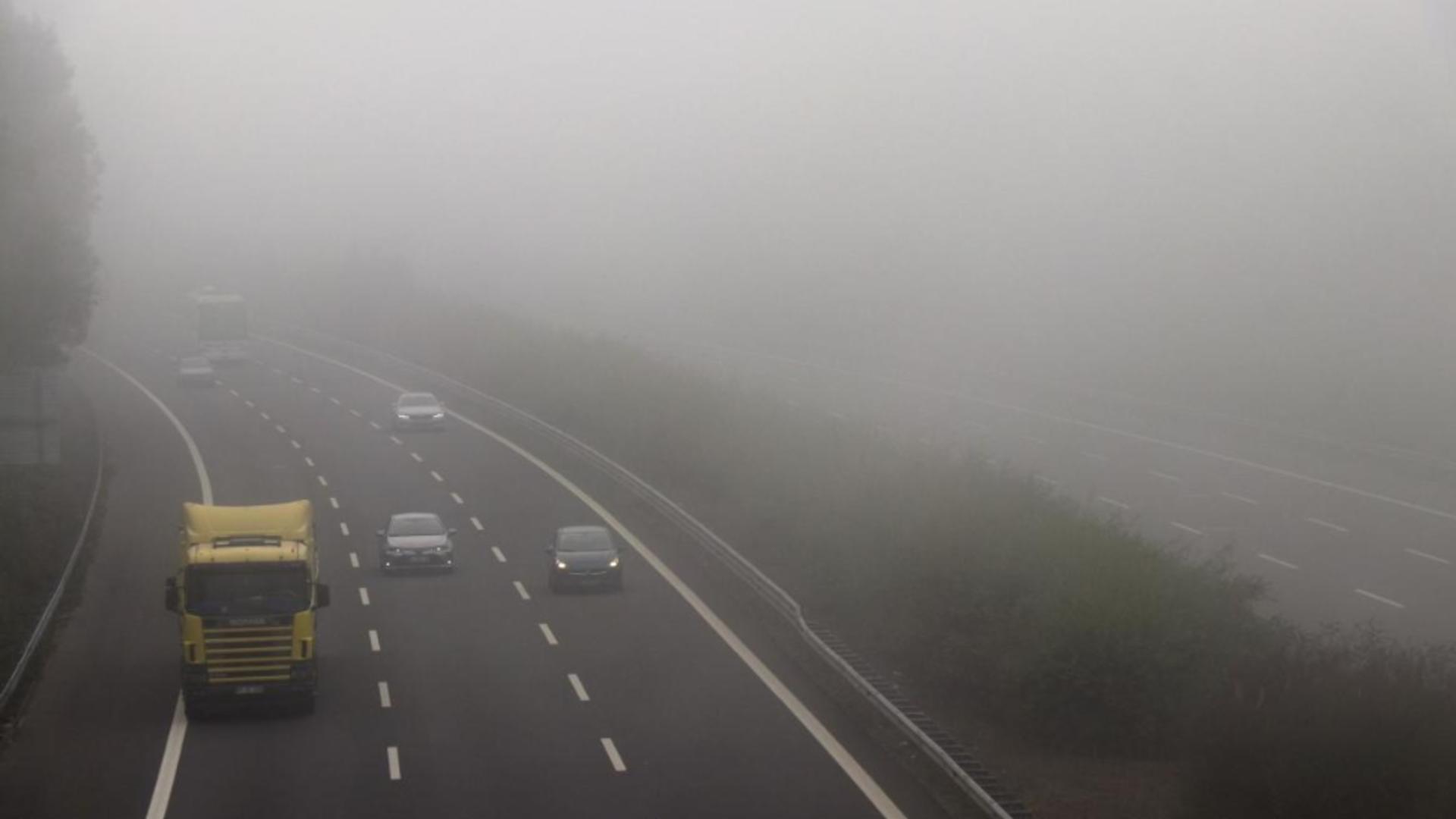 ATENȚIE, șoferi: Vizibilitate redusă pe Autostrada Soarelui și pe alte drumuri din țară - Circulație în condiții de ceață