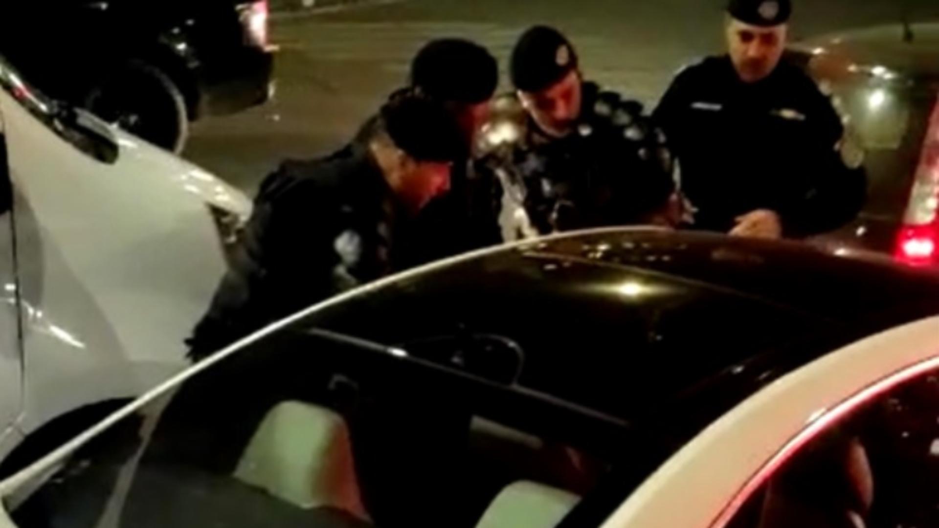 "Bombardierul" cu Mercedes care a sfidat polițiștii și a lovit mai multe mașini, în Capitală, este fiul unei celebre cântărețe