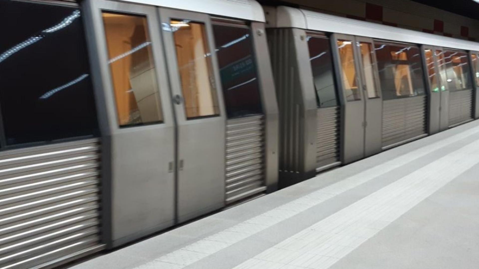 HAOS la metroul bucureștean la oră de vârf - SUTE de călători pe peron din cauza unei defecțiuni - Trenurile, suspendate