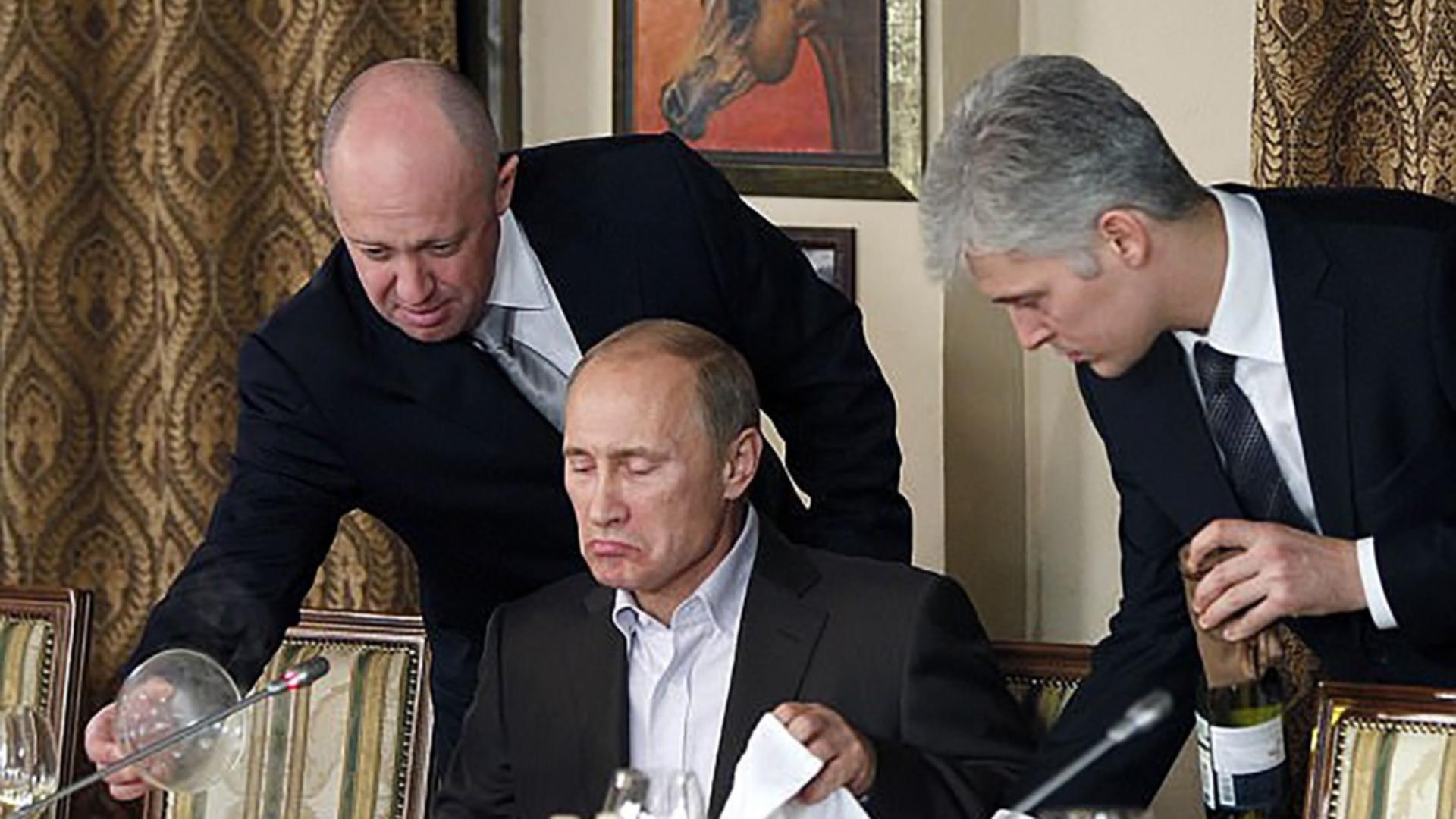 Evgheni Prigojin (stânga) și Vladimir Putin (centru) 