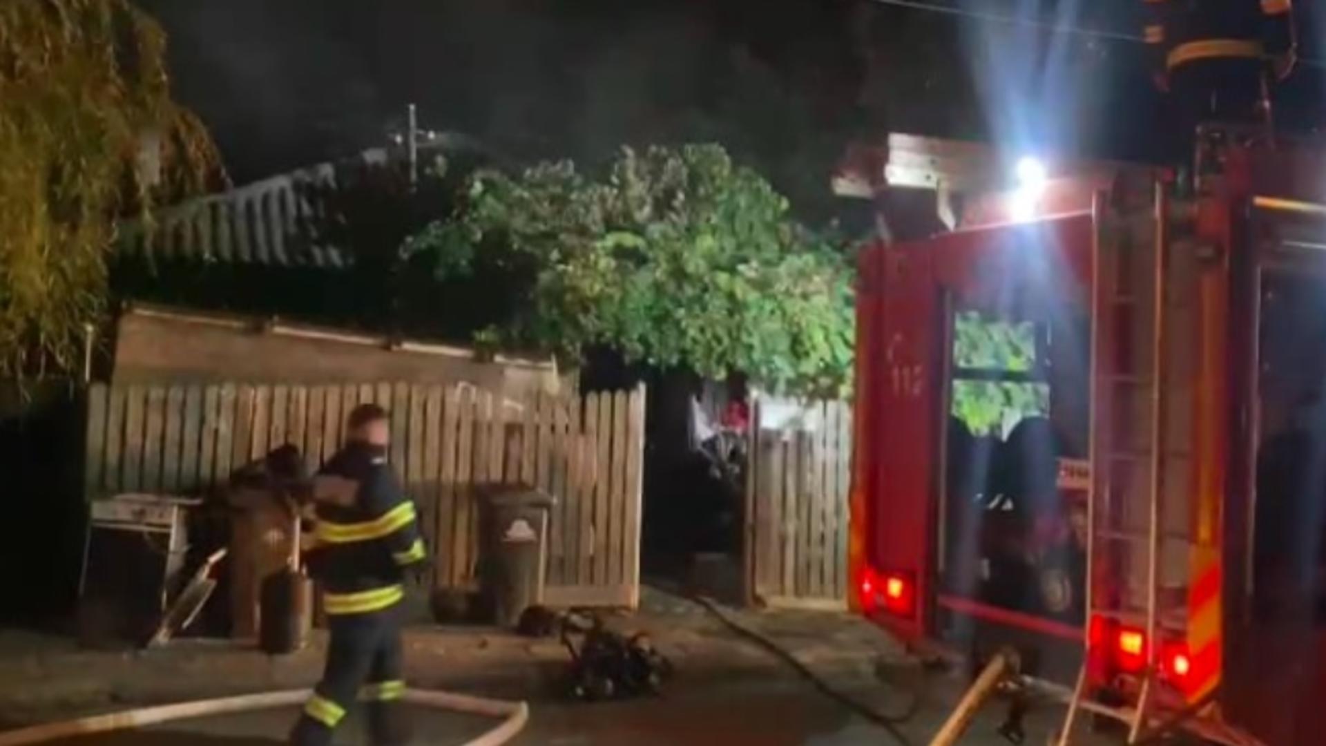 Scene dramatice în Eforie Nord: 3 victime cu arsuri grave într-un incendiu violent - Un bărbat găsit carbonizat de pompieri