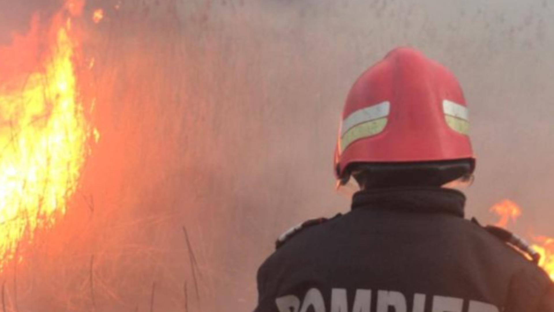 Incendiu periculos într-o hală de reziduuri petroliere Ploiești Triaj - Alerta, dată de un pilotul unei aeronave