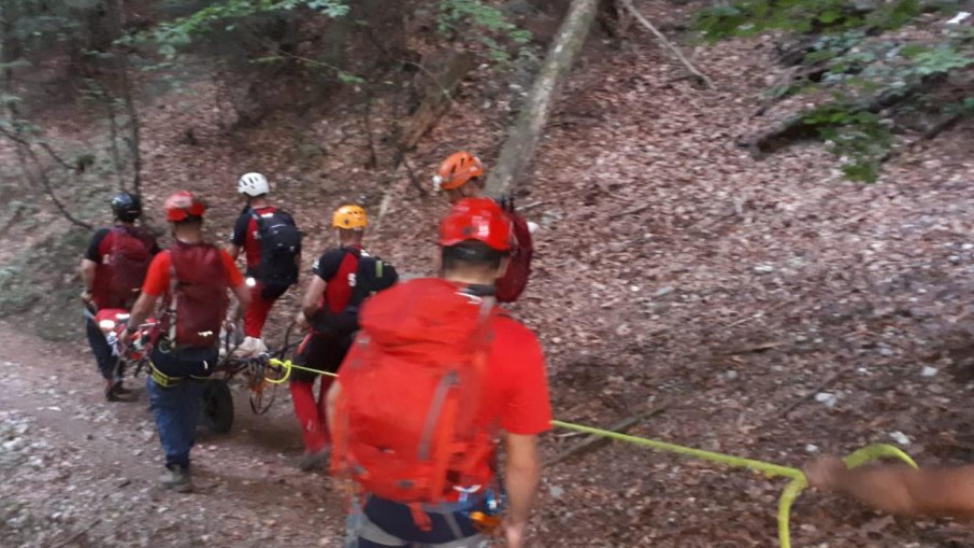 Salvamontiștii, cursă dificilă pentru a salva un bărbat agățat de un copac pe Jepii Mici - Acuzații grave aduse parlamentarilor