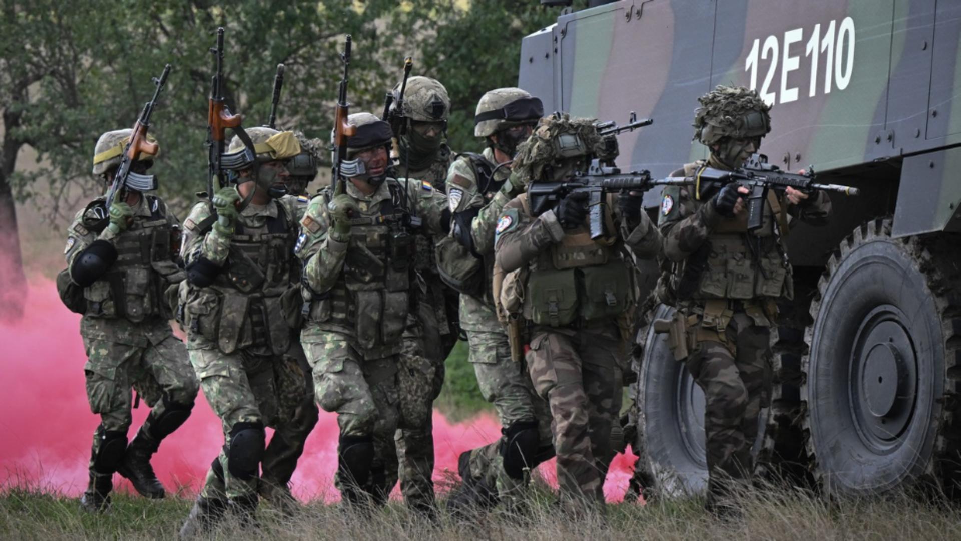 Soldați români și francezi la un exercițiu NATO (2022 - Profimedia) 