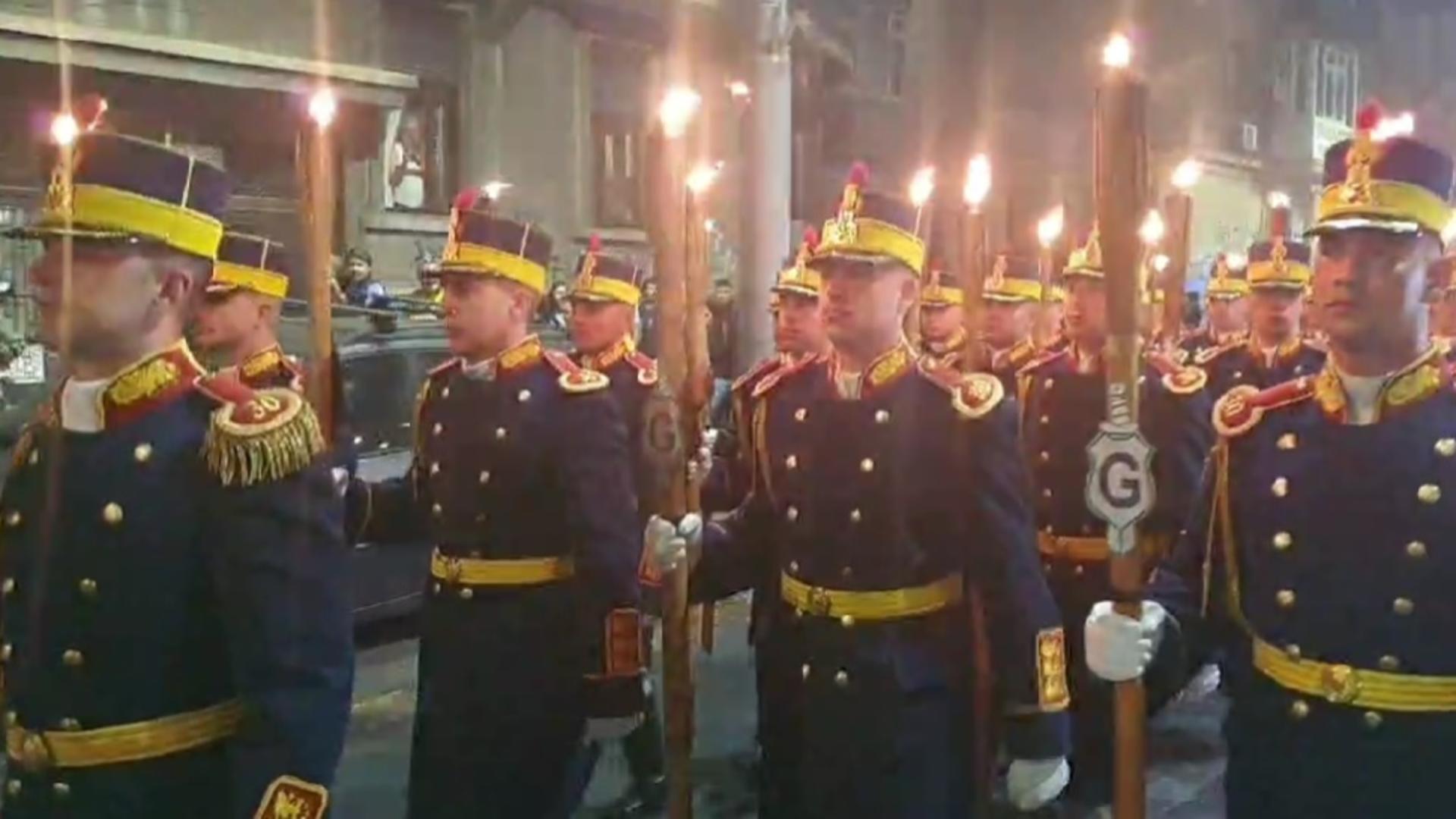 Sute de români alături de militari, la ceremoniile de Ziua Armatei Române. Retragerea cu torțe - spectacol emoționant în Capitală