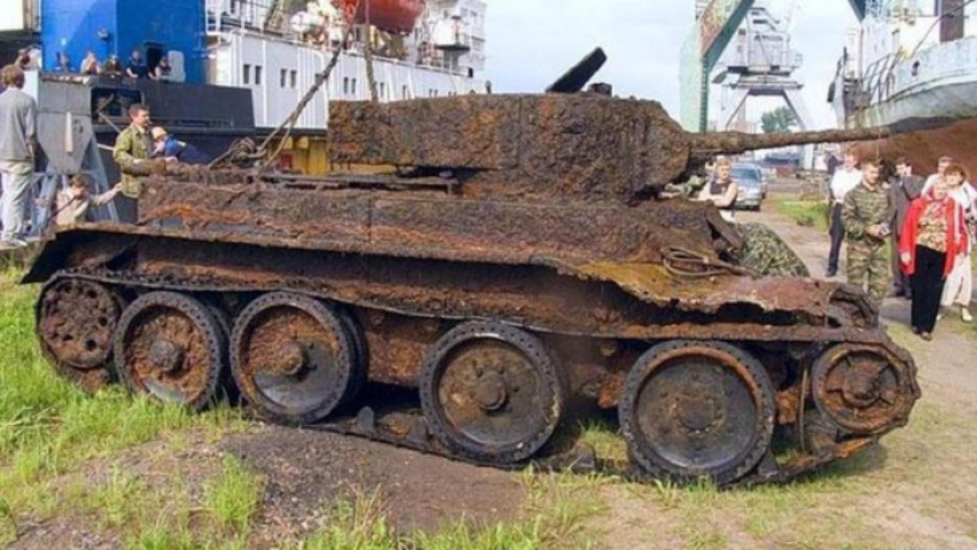 Au găsit un tanc îngropat într-o pădure. Ce au descoperit în blindat i-a cutremurat!