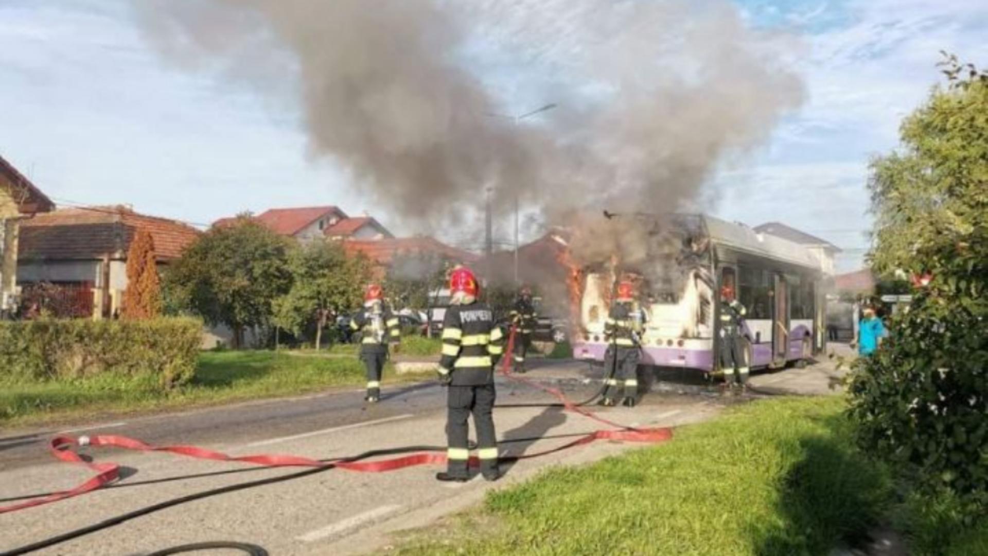 Panică pe străzile din Timișoara. Un troleibuz a luat foc în mers. Pasagerii s-au evacuat și au sunat la 112