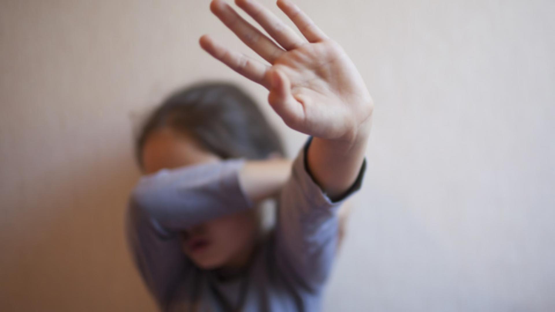 Fetiță de 9 ani, VIOLATĂ în toaleta școlii - Au fost sesizate DGASPC și Inspectoratul Școlar