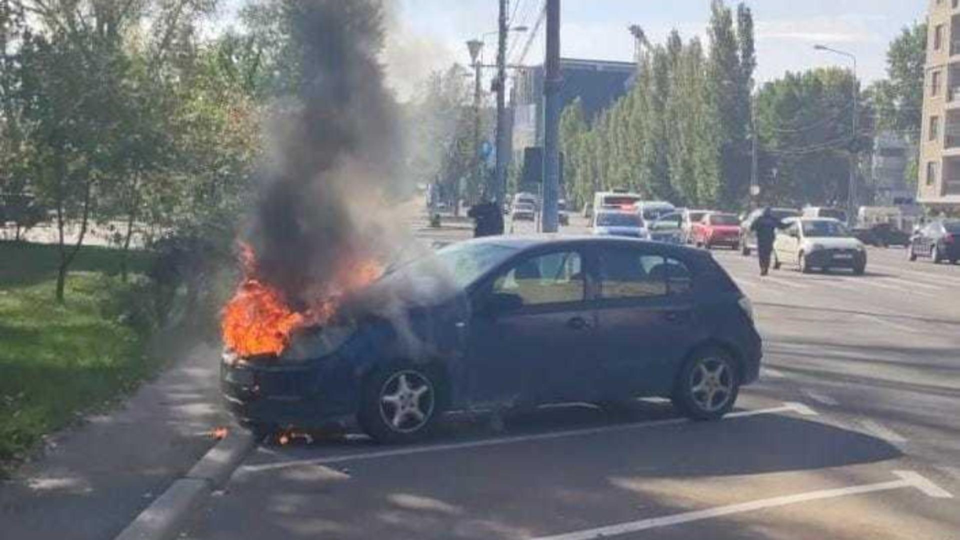 O maşină a luat foc într-o parcare din Mamaia