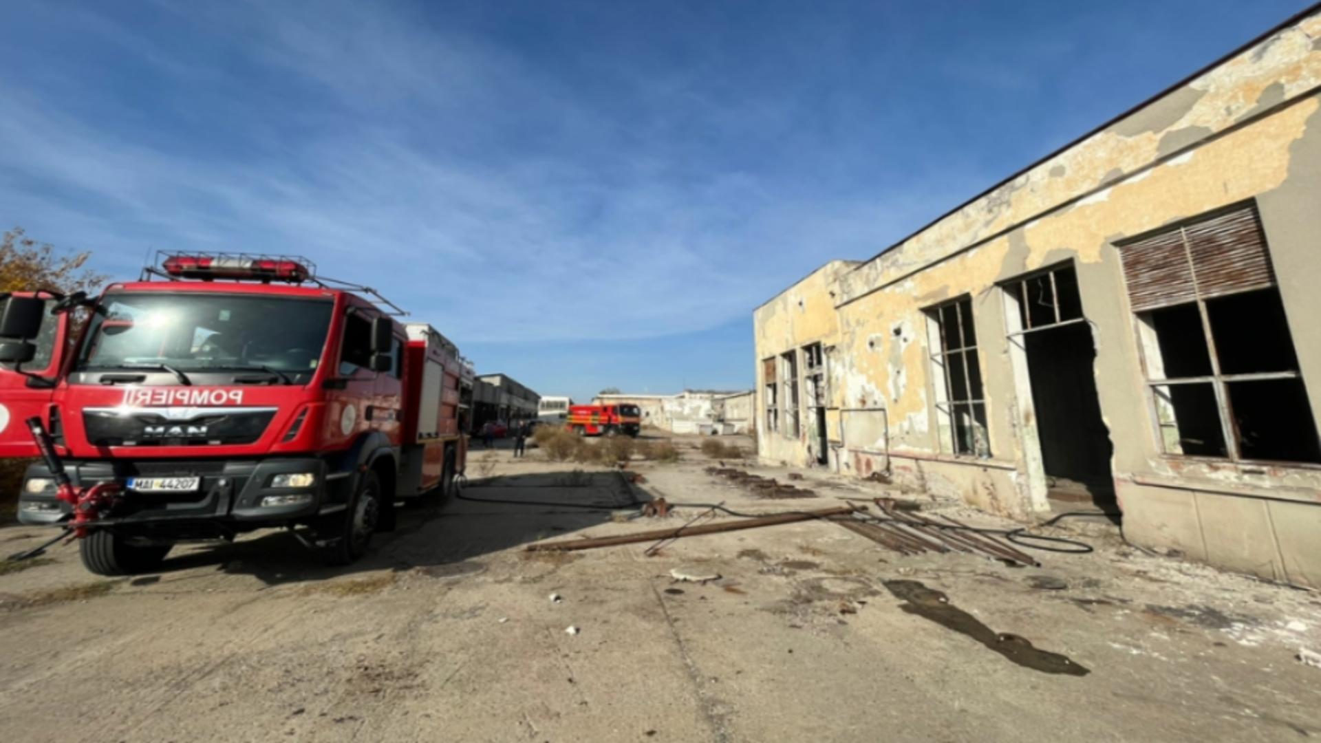 Incendiu la o fostă fabrică de mezeluri din Tulcea. Autoritățile, în alertă - FOTO&VIDEO