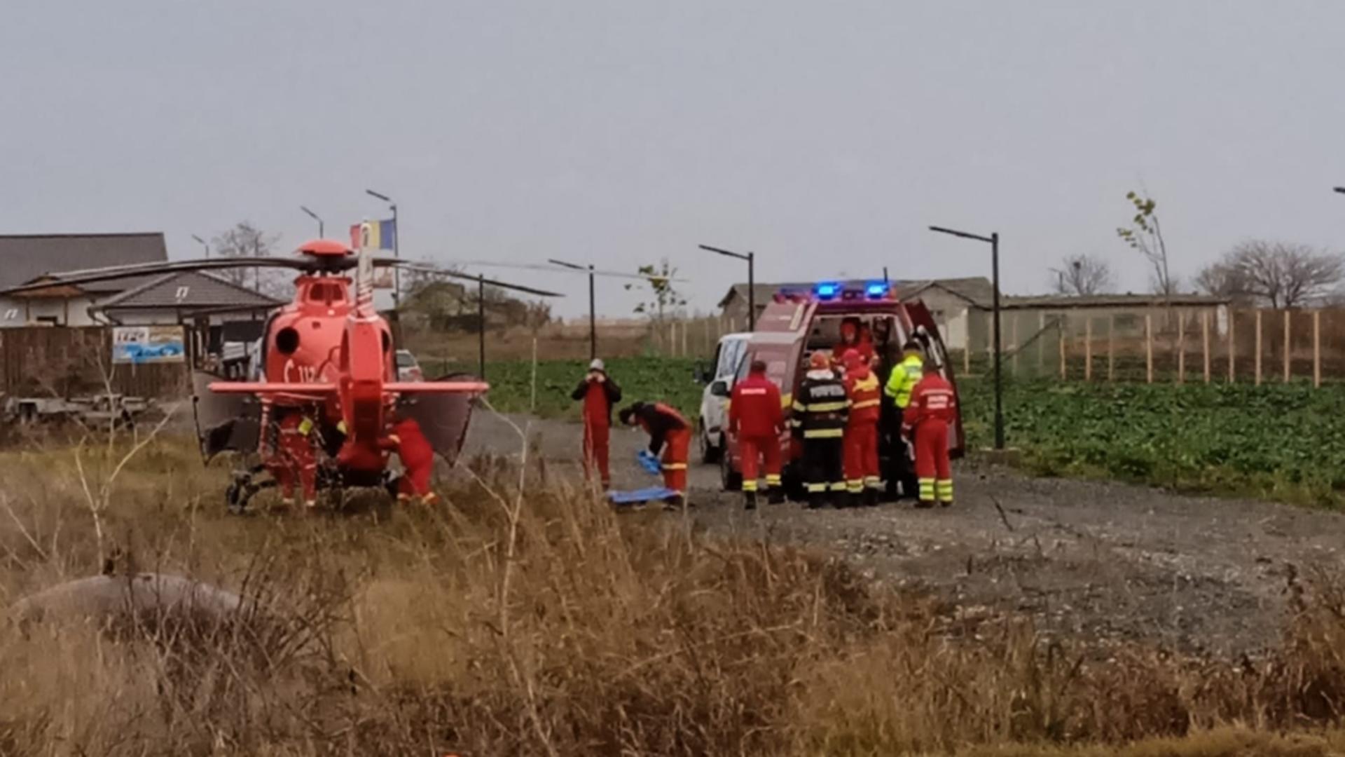 Accident teribil în Constanța, după ce o mașină s-a izbit de un copac: O femeie a murit, un bărbat, în stare gravă, preluat cu elicopterul SMURD