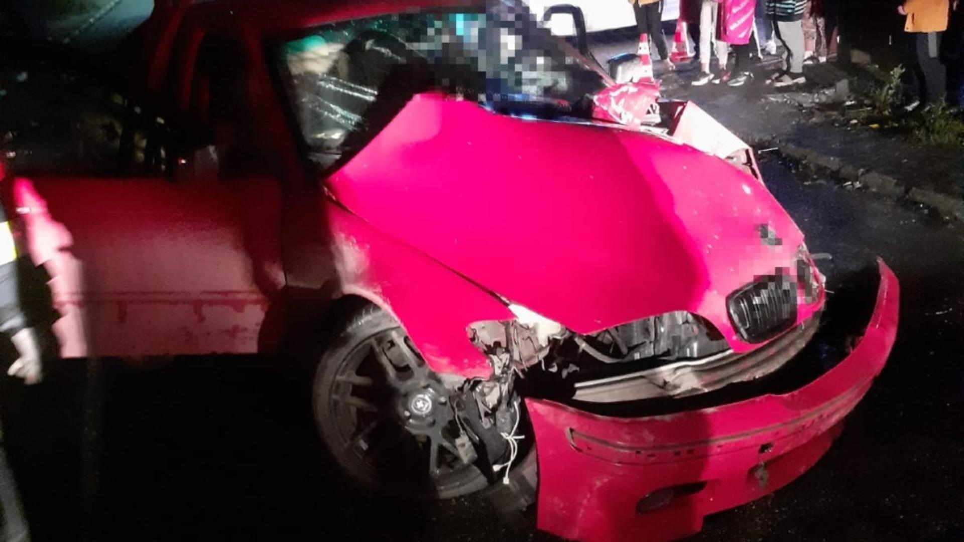 Dezastru în Giurgiu: Un BMW a a intrat în stâlpul de electricitate - Șoferul, de 18 ani, și o fată de 17 ani, răniți