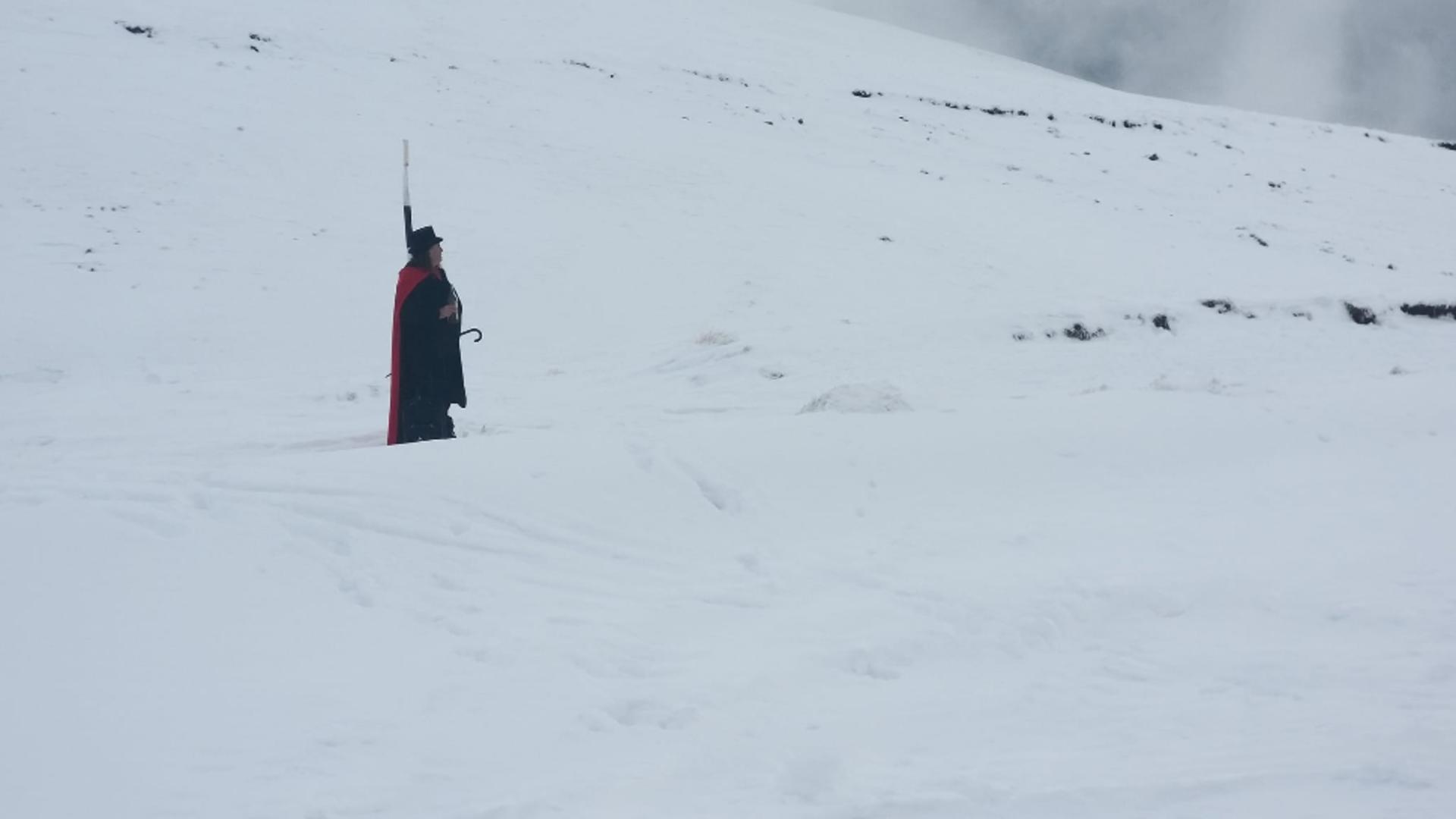 Turist costumat în Dracula, găsit de salvamontiști în zăpadă. Bărbatul s-a rătăcit pe munte