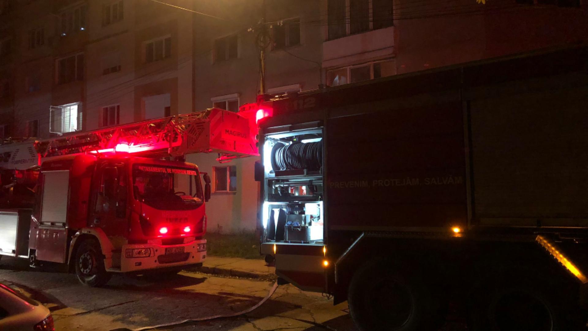 EXPLOZIE urmată de incendiu într-un bloc din Reșița: O persoană, la spital - Deflagrația, produsă de backdraft, nu de gaz