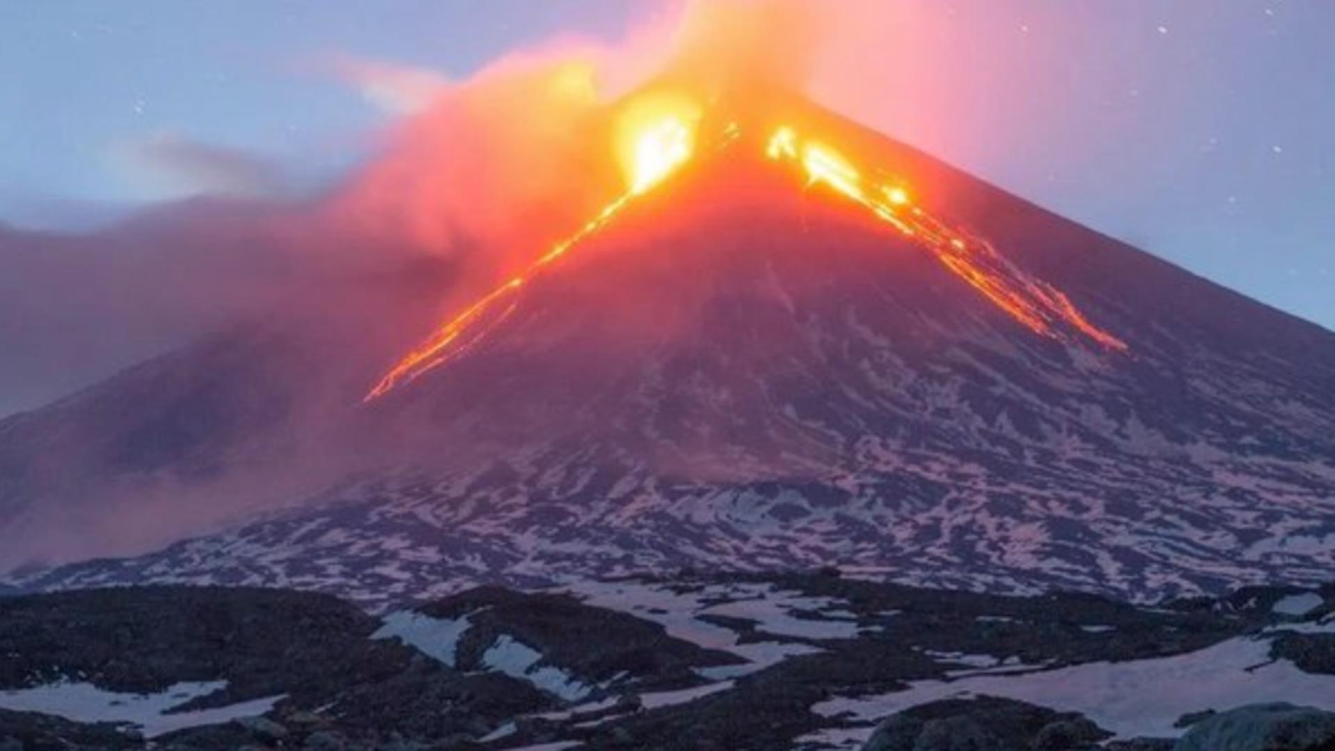 Erupție vulcanică simultană în Rusia - Se așteaptă activitate foarte puternică în următoarele ore - Imaginile surprinse - FOTO&VIDEO