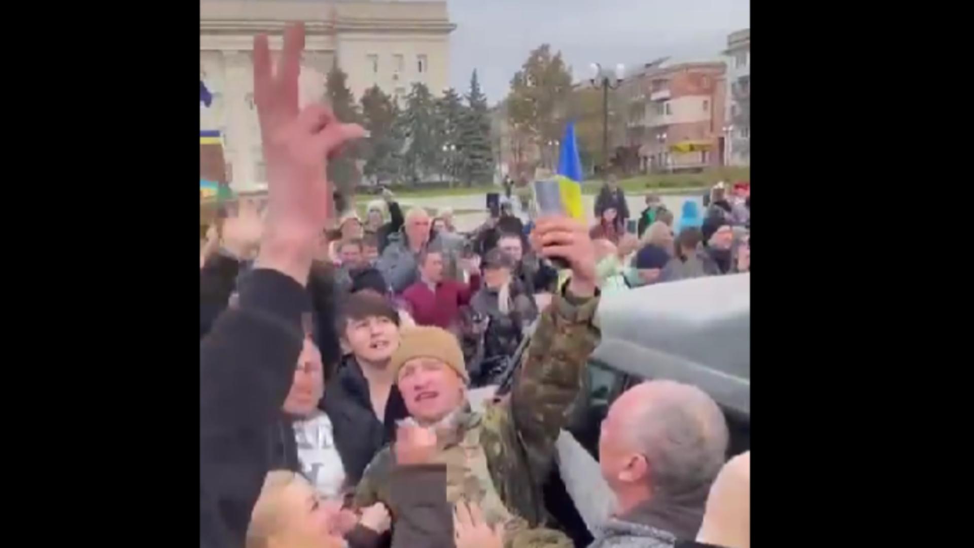 Soldat înconjurat de ucraineni/ Captură video Twitter Nexta