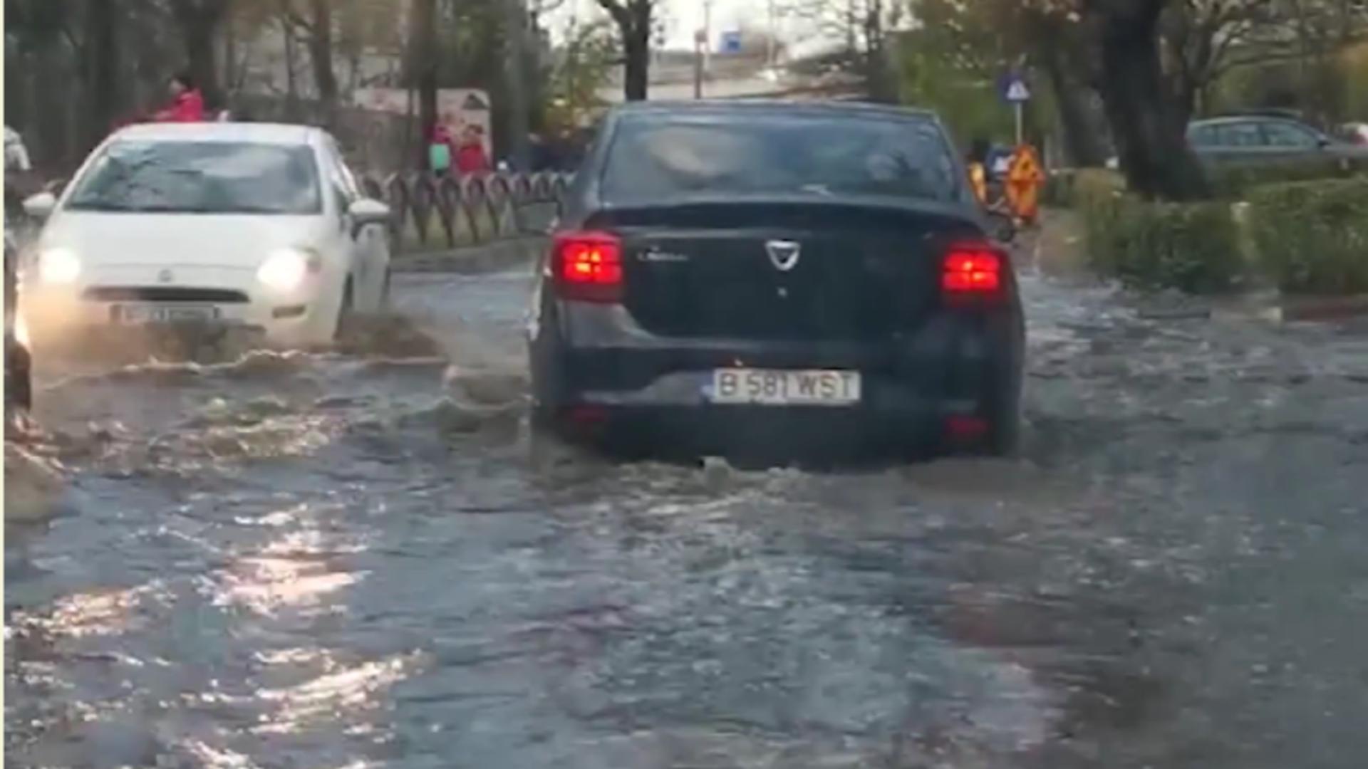 Inundații străzi Capitală/ Captură video